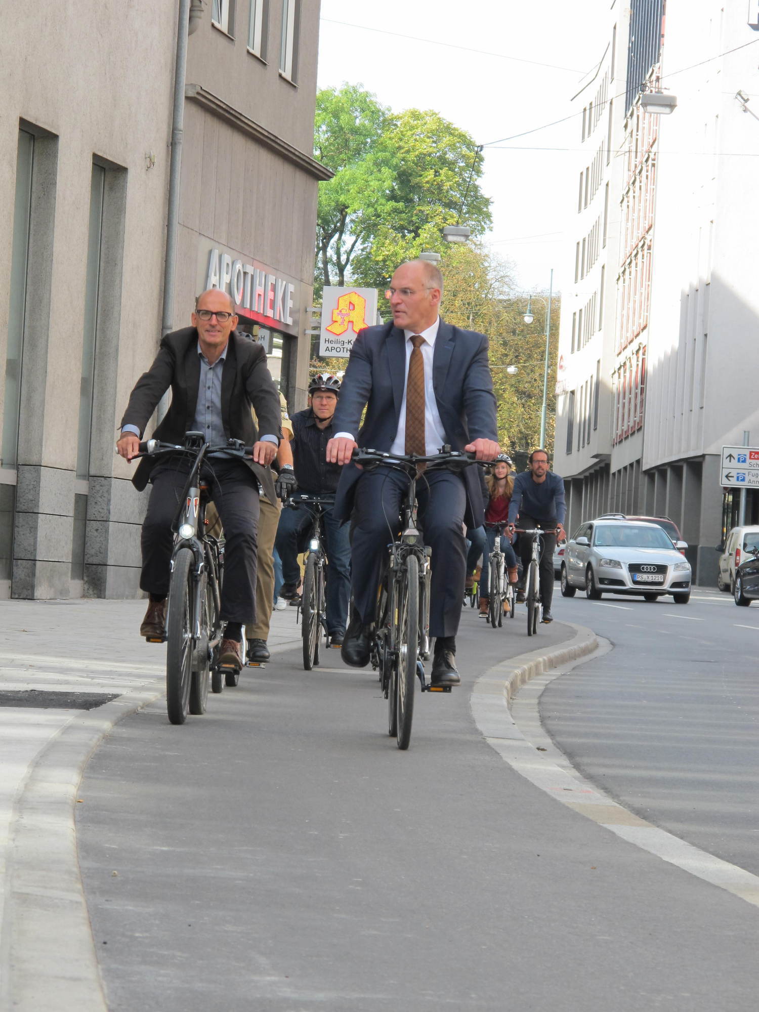Die Augsburger Politiker testen die neue Ost-West-Radachse an den Grottenau. Foto: B4B SCHWABEN