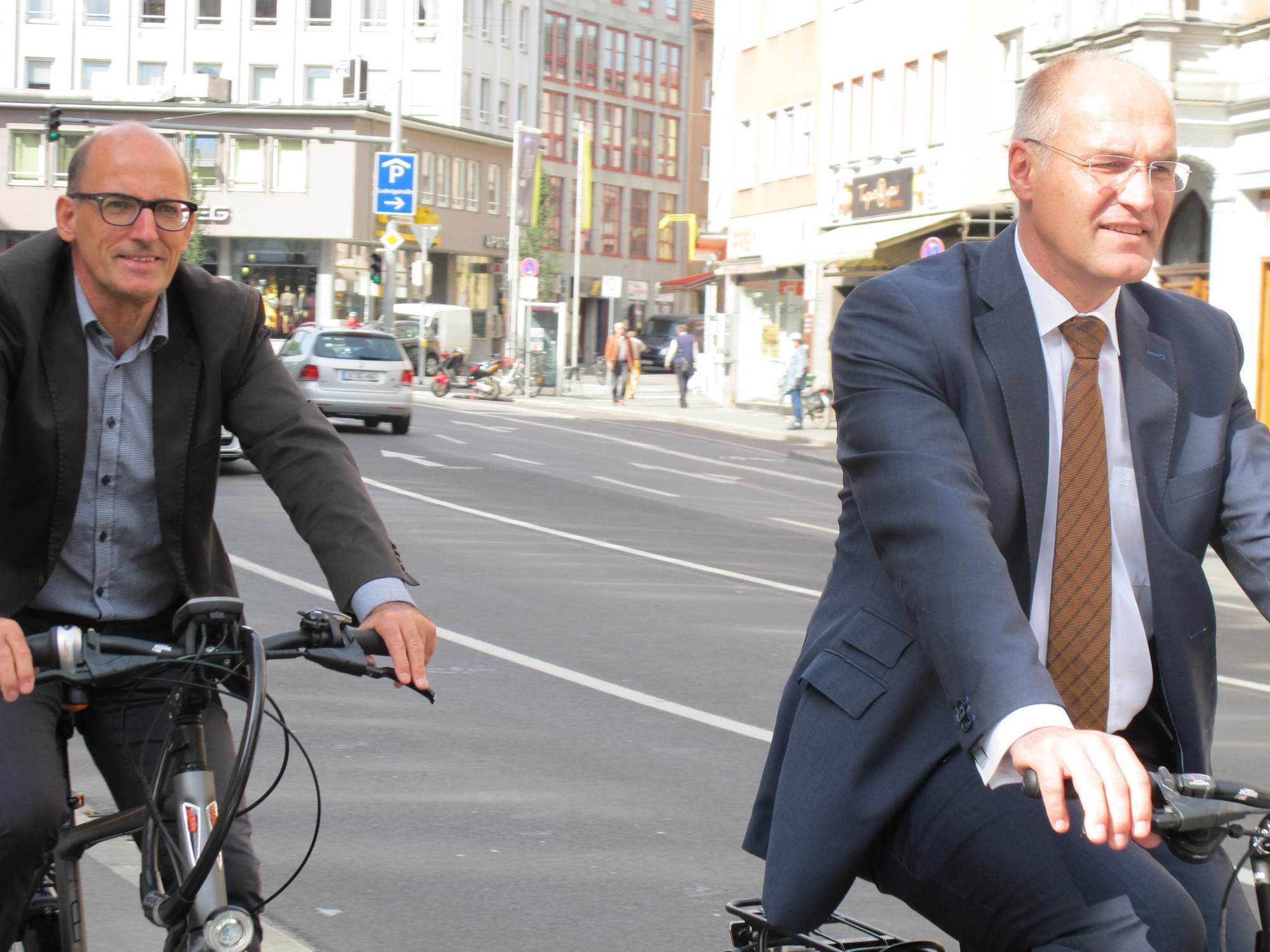 Die Augsburger Politiker testen die neue Ost-West-Radachse an den Grottenau. Foto: B4B SCHWABEN