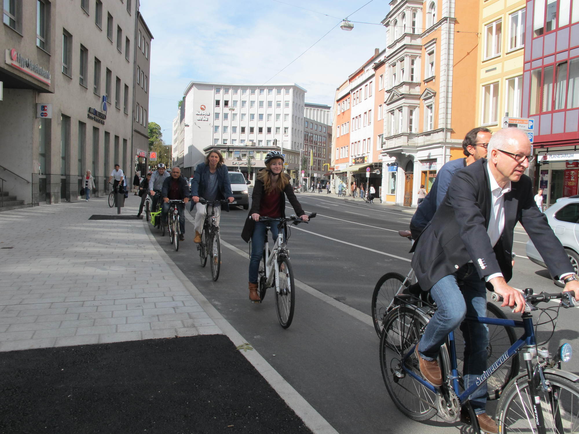 Die Augsburger Politiker testen die neue Ost-West-Radachse an den Grottenau. Foto: B4B SCHWABEN