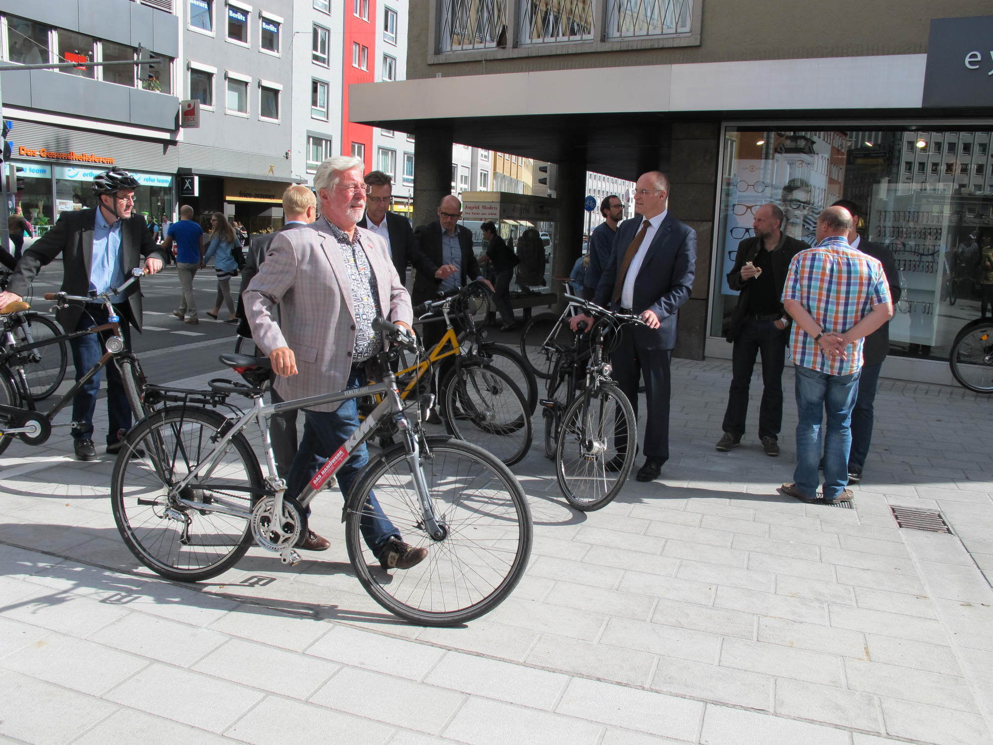 Die Augsburger Politiker testen die neue Ost-West-Radachse an den Grottenau. Foto: B4B SCHWABEN