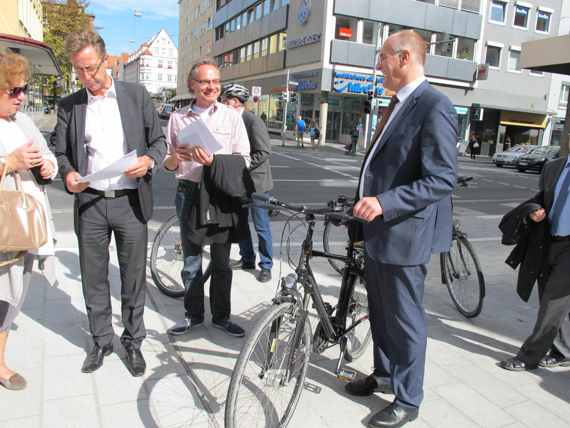 Die Augsburger Politiker testen die neue Ost-West-Radachse an den Grottenau. Foto: B4B SCHWABEN