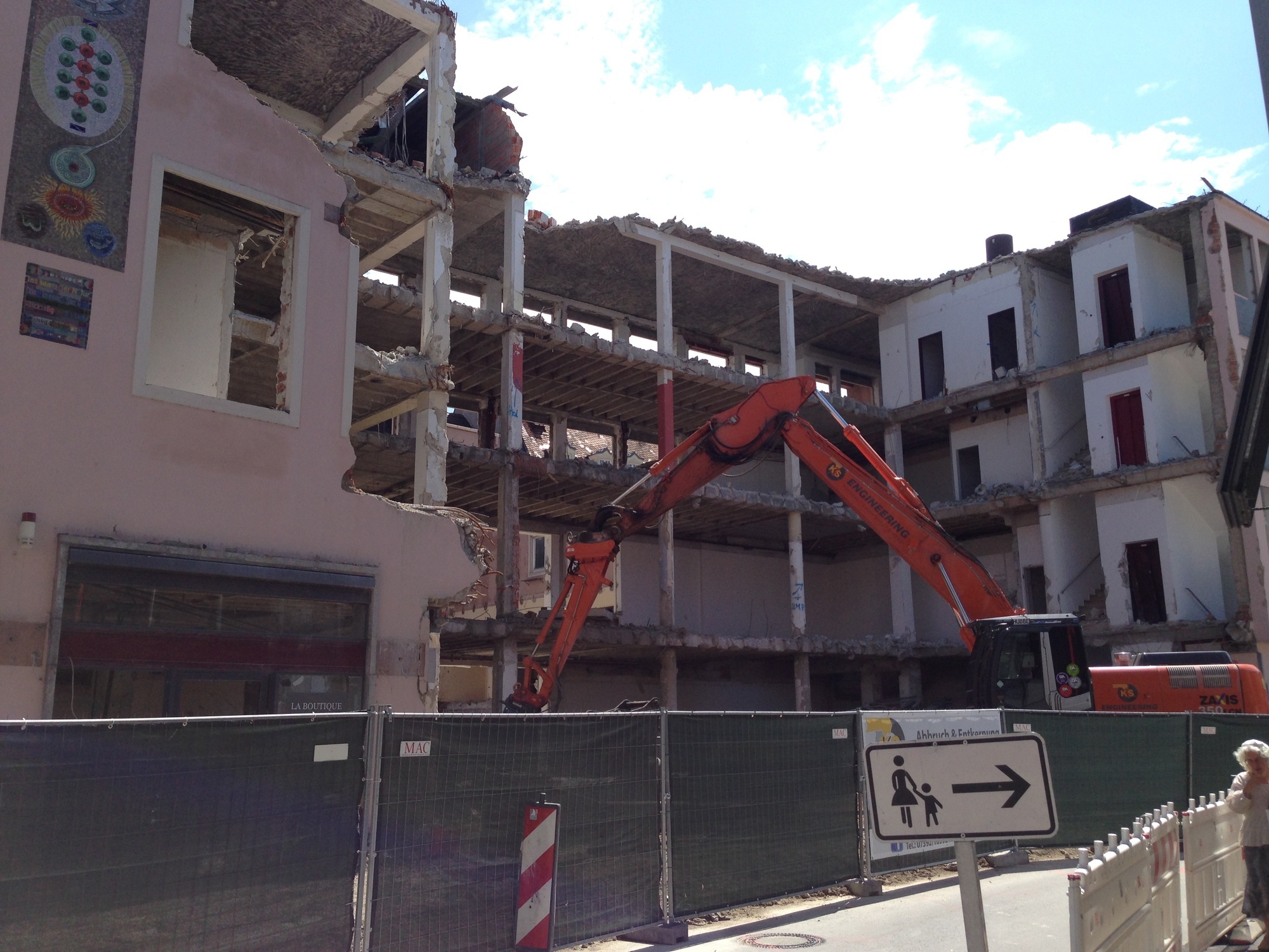 Die Abrissarbeiten an der Annapassage am Augsburger Ernst-Reuter-Platz schreiten voran. Foto: B4B SCHWABEN