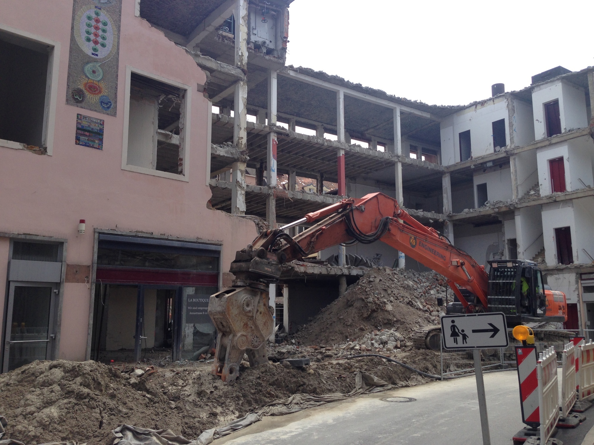 Die Abrissarbeiten an der Annapassage am Augsburger Ernst-Reuter-Platz schreiten voran. Foto: B4B SCHWABEN