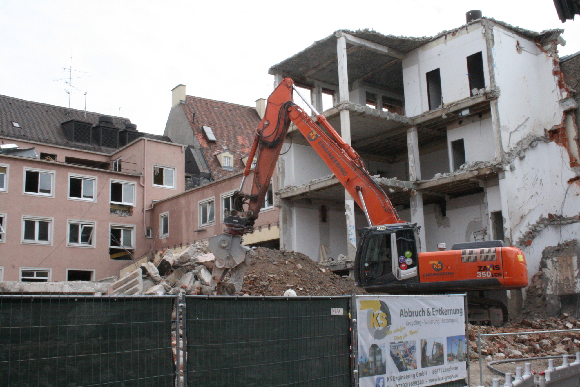 Die Abrissarbeiten an der Annapassage am Augsburger Ernst-Reuter-Platz schreiten voran. Foto: B4B SCHWABEN