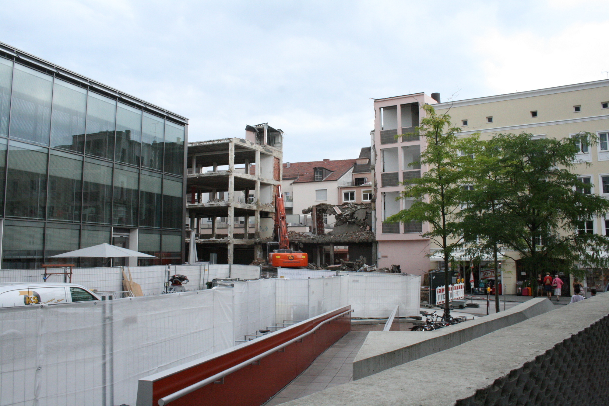 Die Abrissarbeiten an der Annapassage am Augsburger Ernst-Reuter-Platz schreiten voran. Foto: B4B SCHWABEN