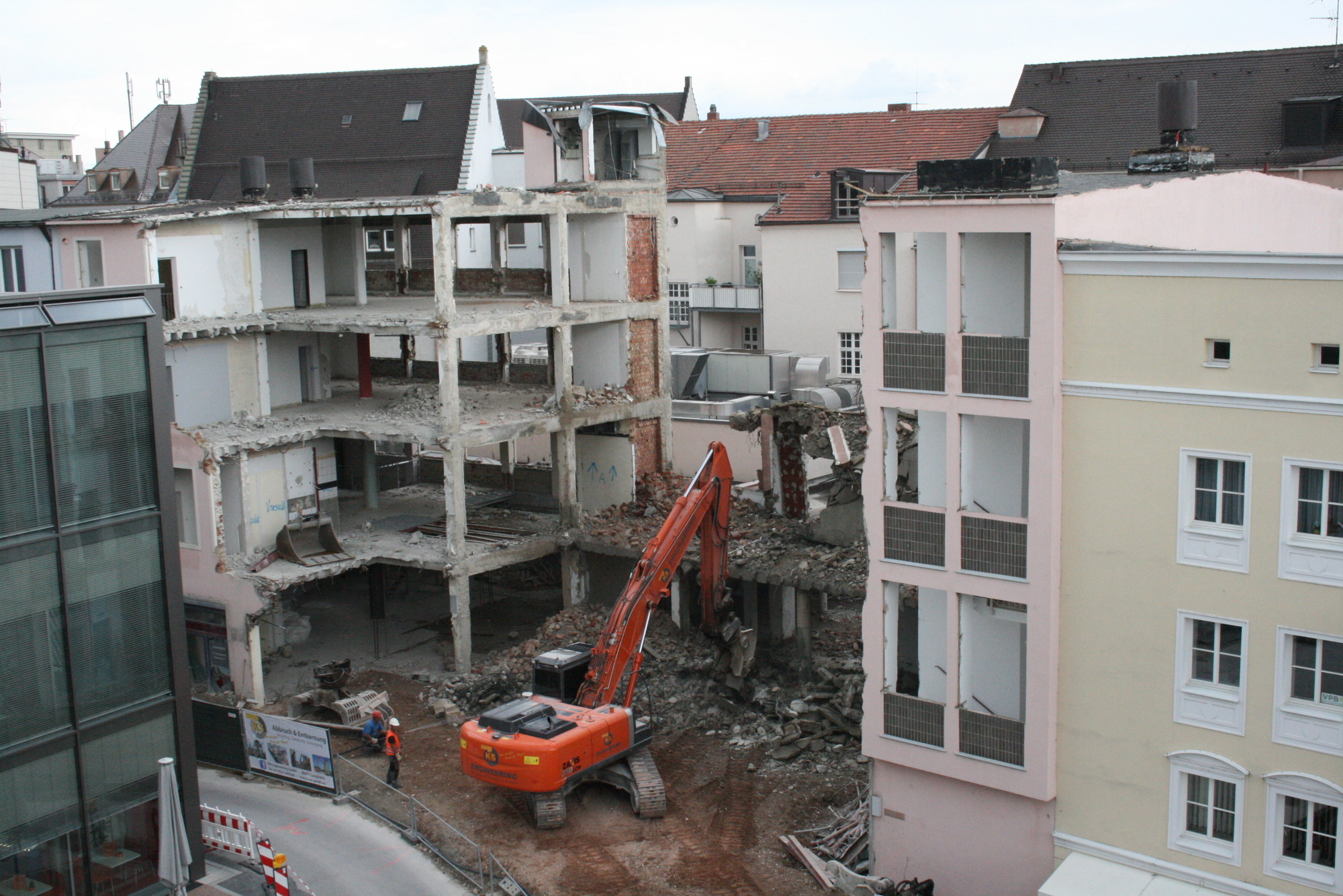 Die Abrissarbeiten an der Annapassage am Augsburger Ernst-Reuter-Platz schreiten voran. Foto: B4B SCHWABEN