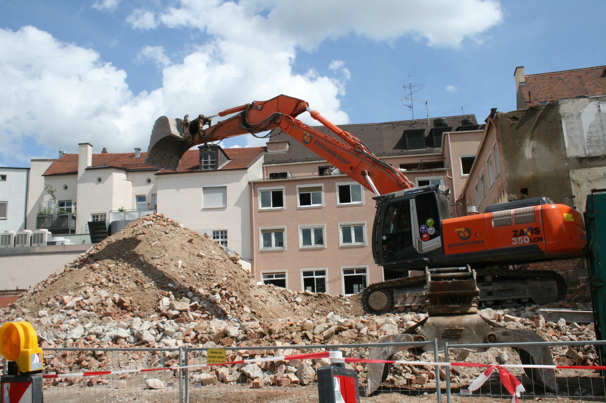 Die Abrissarbeiten an der Annapassage am Augsburger Ernst-Reuter-Platz schreiten voran. Foto: B4B SCHWABEN