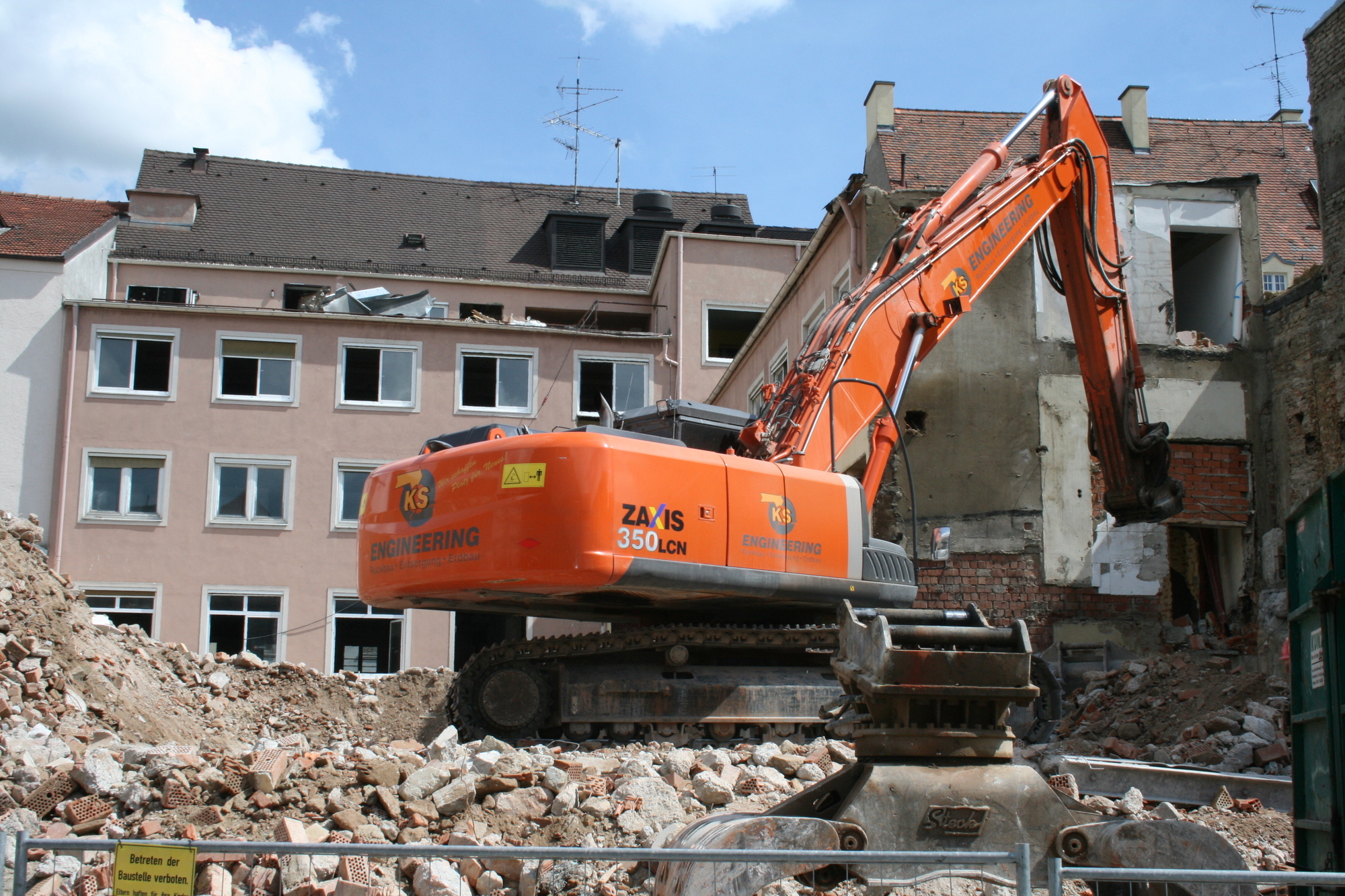 Die Abrissarbeiten an der Annapassage am Augsburger Ernst-Reuter-Platz schreiten voran. Foto: B4B SCHWABEN