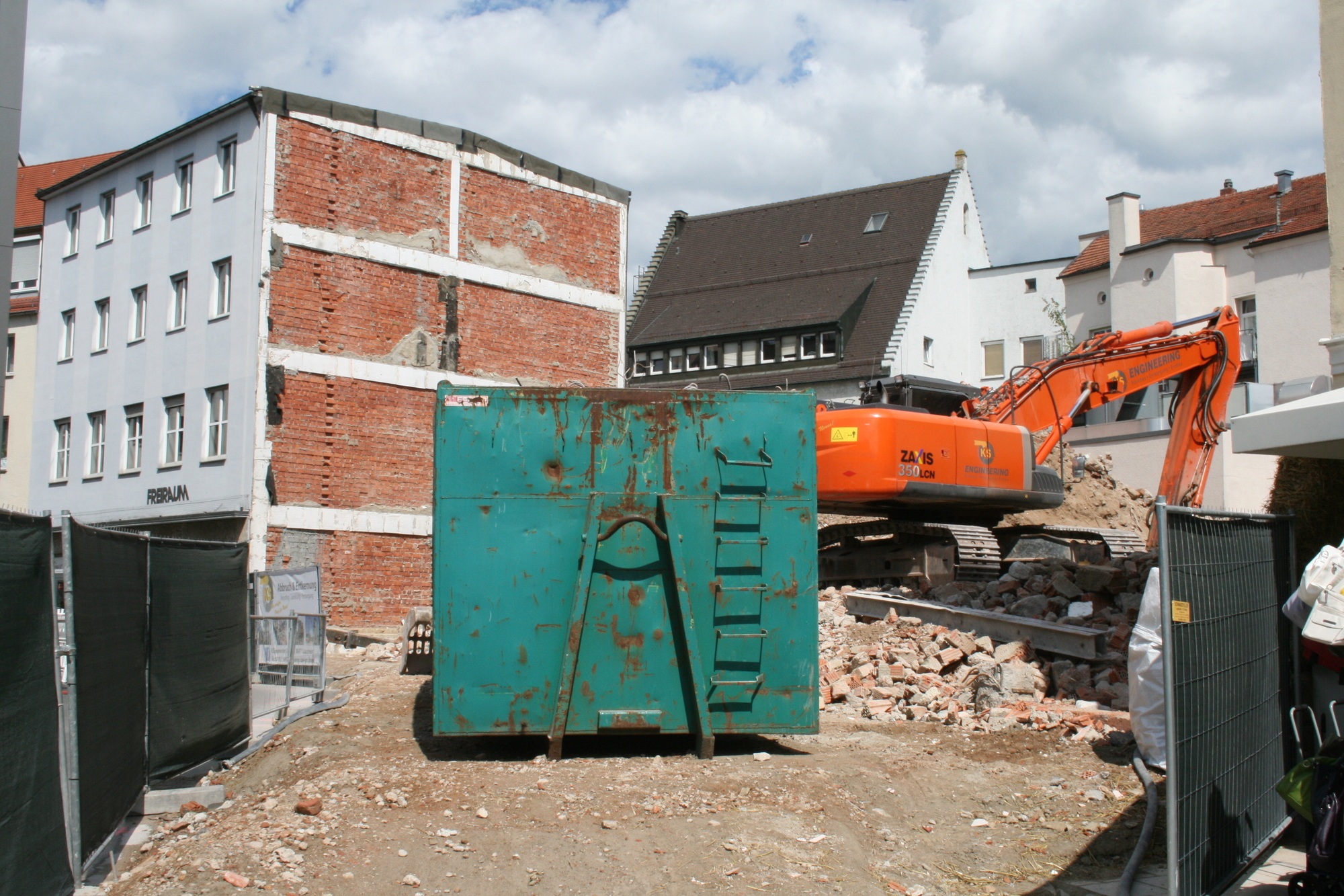 Die Abrissarbeiten an der Annapassage am Augsburger Ernst-Reuter-Platz schreiten voran. Foto: B4B SCHWABEN