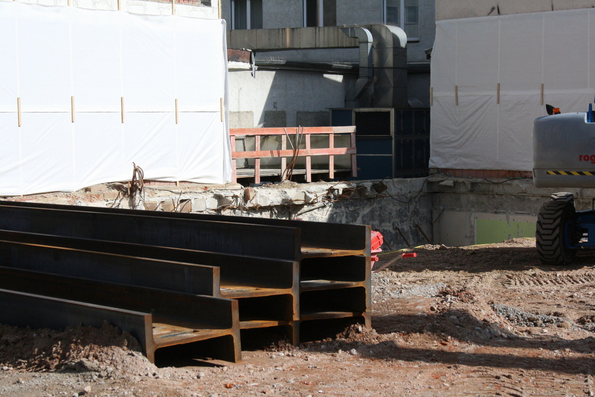 Die Abrissarbeiten an der Annapassage am Augsburger Ernst-Reuter-Platz schreiten voran. Foto: B4B SCHWABEN
