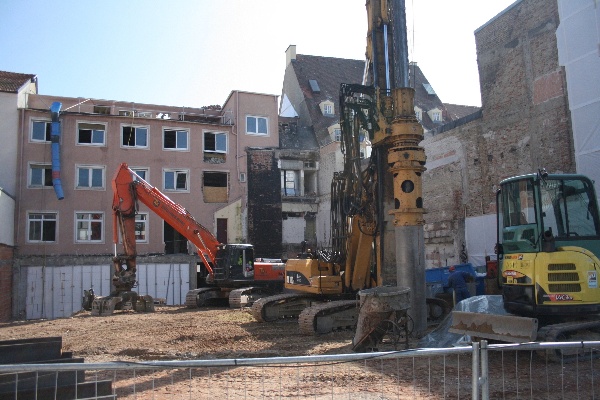 Die Abrissarbeiten an der Annapassage am Augsburger Ernst-Reuter-Platz schreiten voran. Foto: B4B SCHWABEN