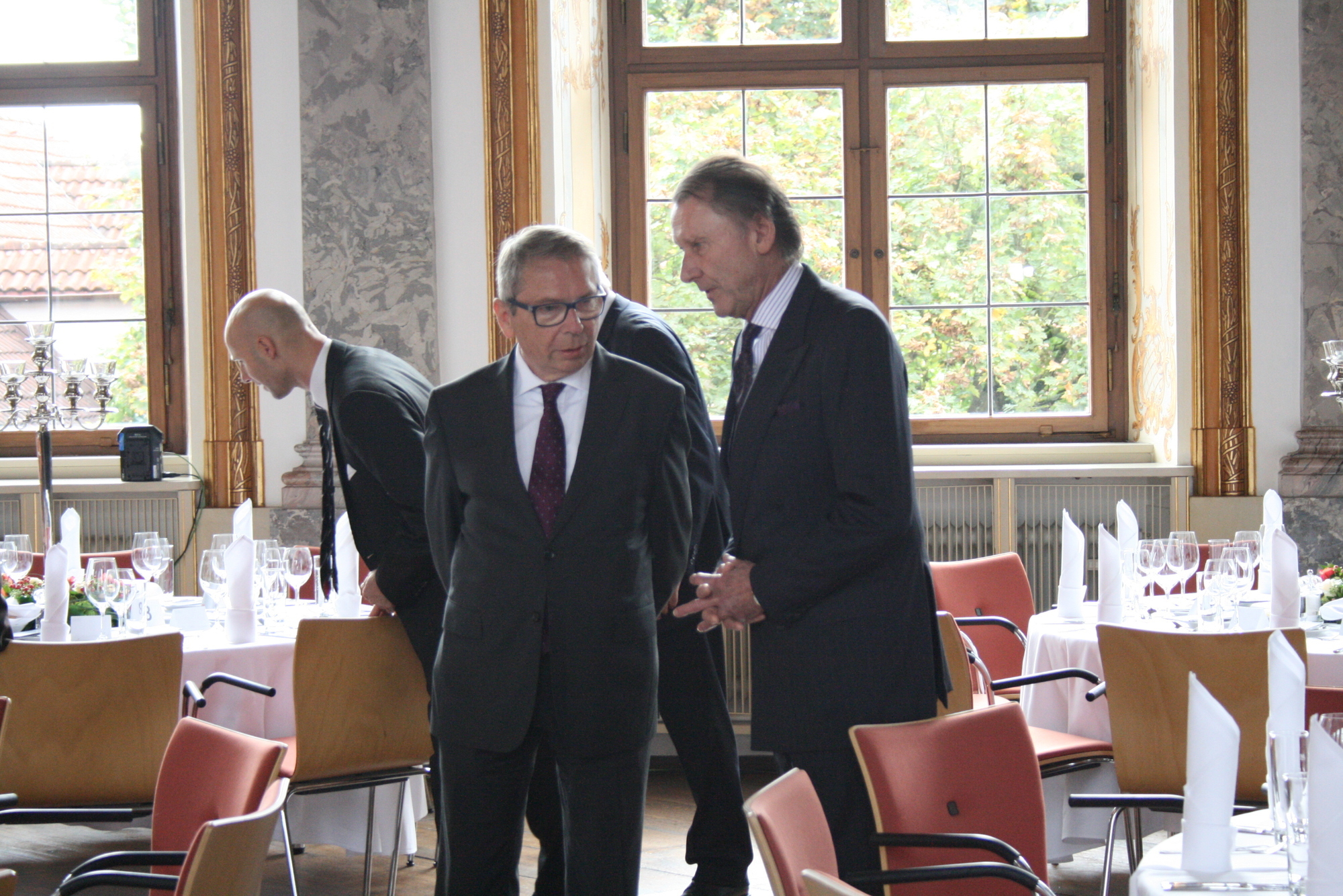 Rüdiger R. Burchardi, Vorstandssprecher der Dialog Lebensversicherungs-AG, verabschiedet sich. Foto: B4B SCHWABEN