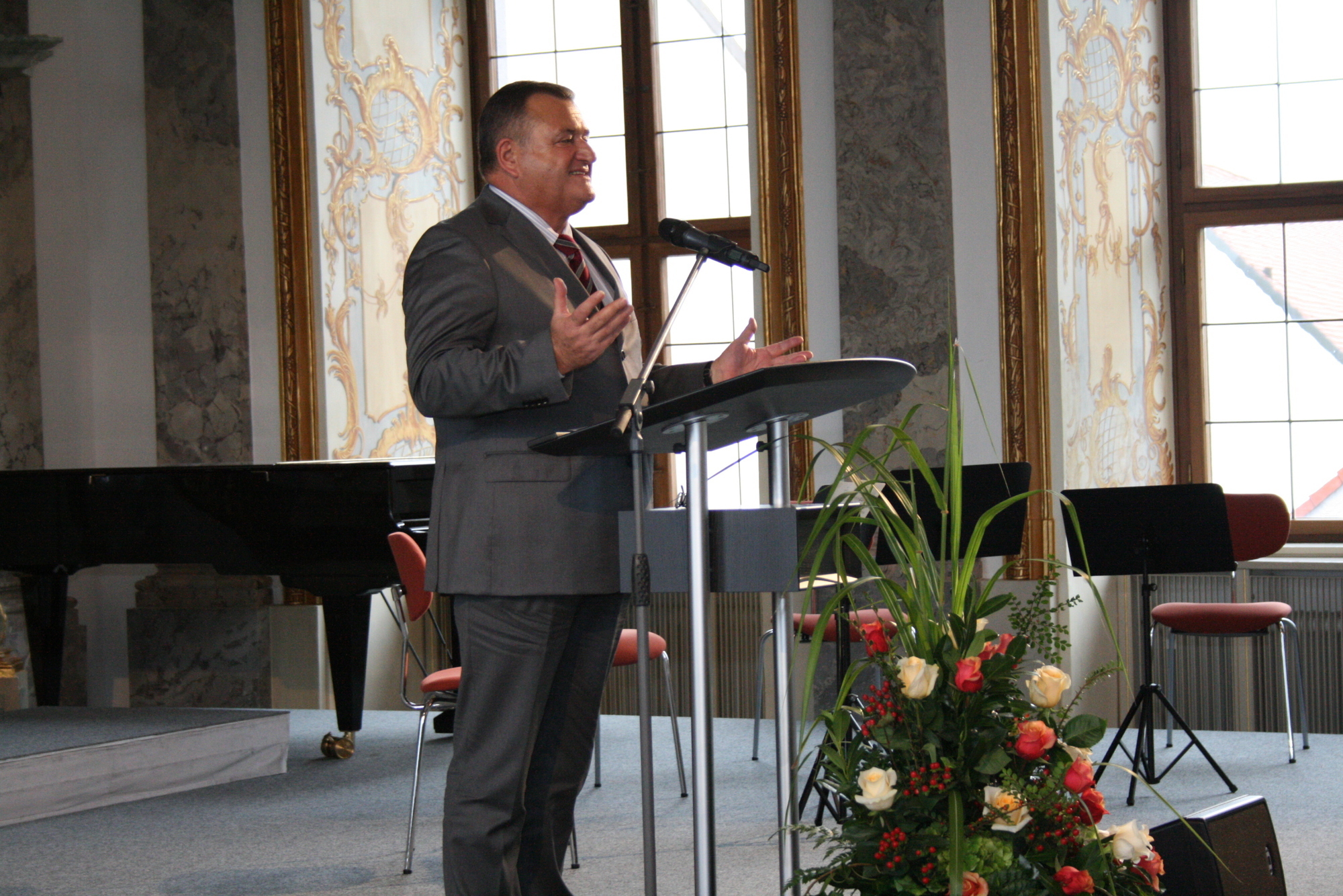 Rüdiger R. Burchardi, Vorstandssprecher der Dialog Lebensversicherungs-AG, verabschiedet sich. Foto: B4B SCHWABEN