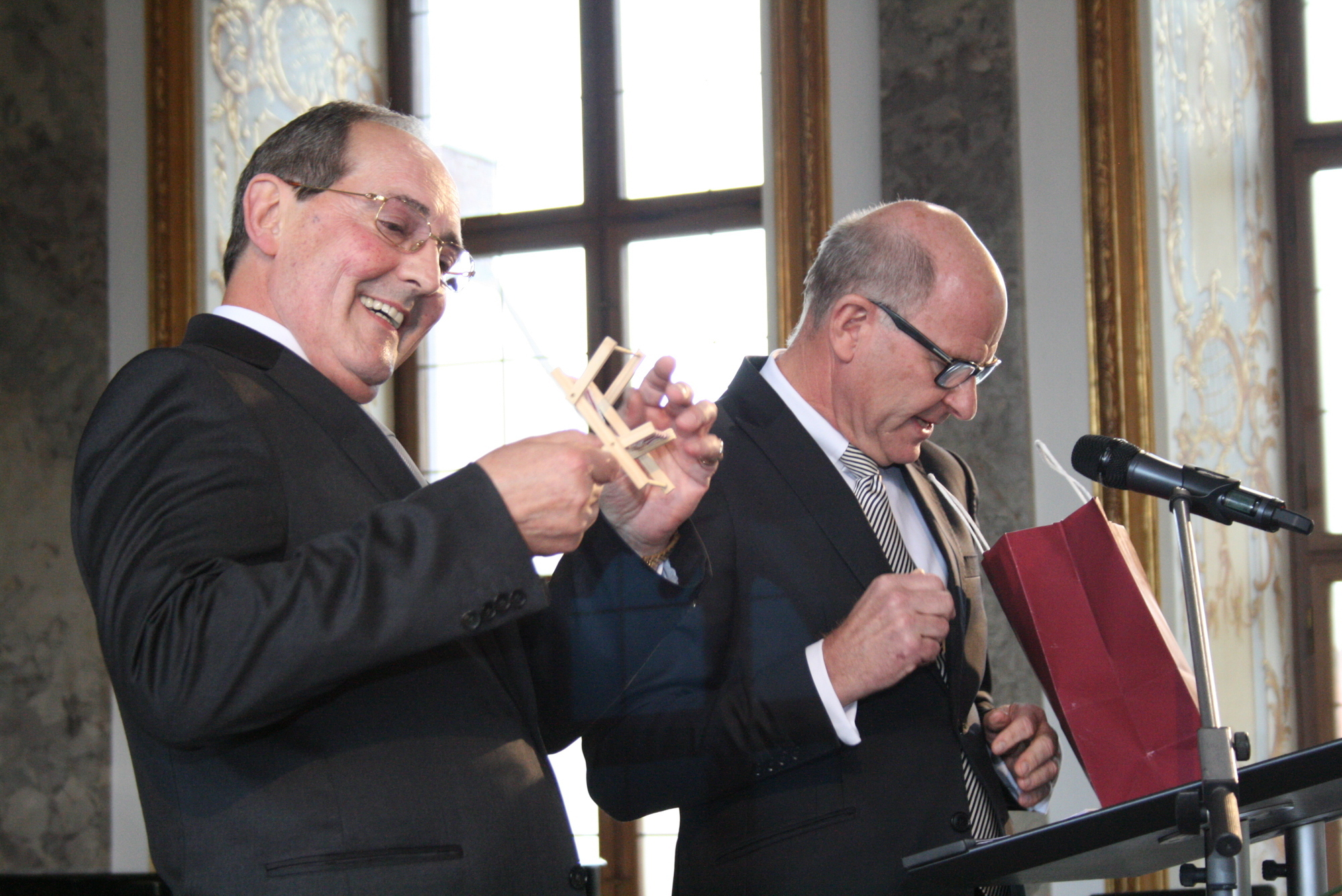Rüdiger R. Burchardi, Vorstandssprecher der Dialog Lebensversicherungs-AG, verabschiedet sich. Foto: B4B SCHWABEN