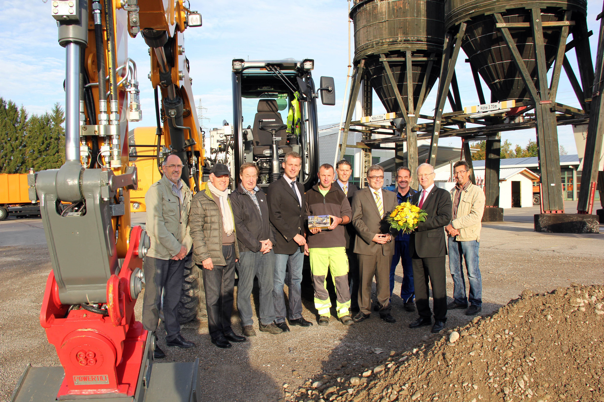 Das Erinnerungsfoto vor dem neuen Bagger. Mit dabei OB Holzinger. Foto: Häfele / Pressestelle Stadt Memmingen
