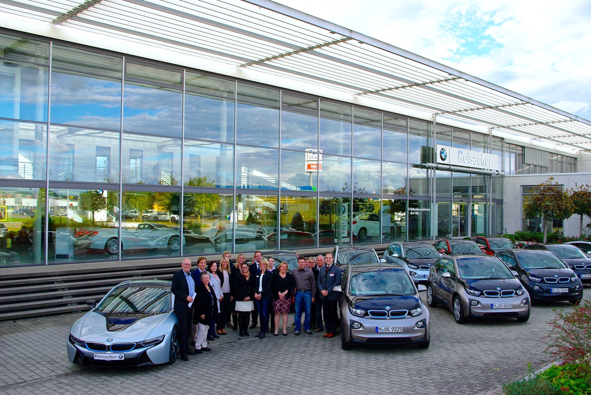 proAllgäu-Geschäftsführer Schoppmann, Seniorchefin Reisacher und Teamleiter BMW i Autohaus Reisacher, Löwenthal. Foto: Reisacher
