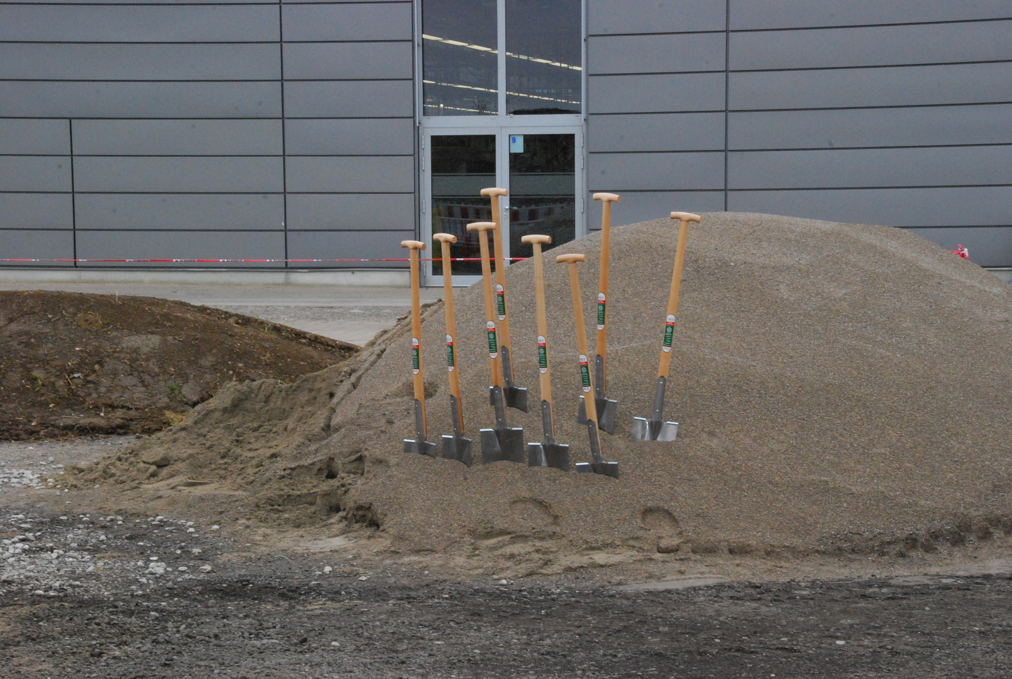 Der Spatenstich für das neue Logistikzentrum in Wolfertschwenden wurde gesetzt. Foto: B4B SCHWABEN