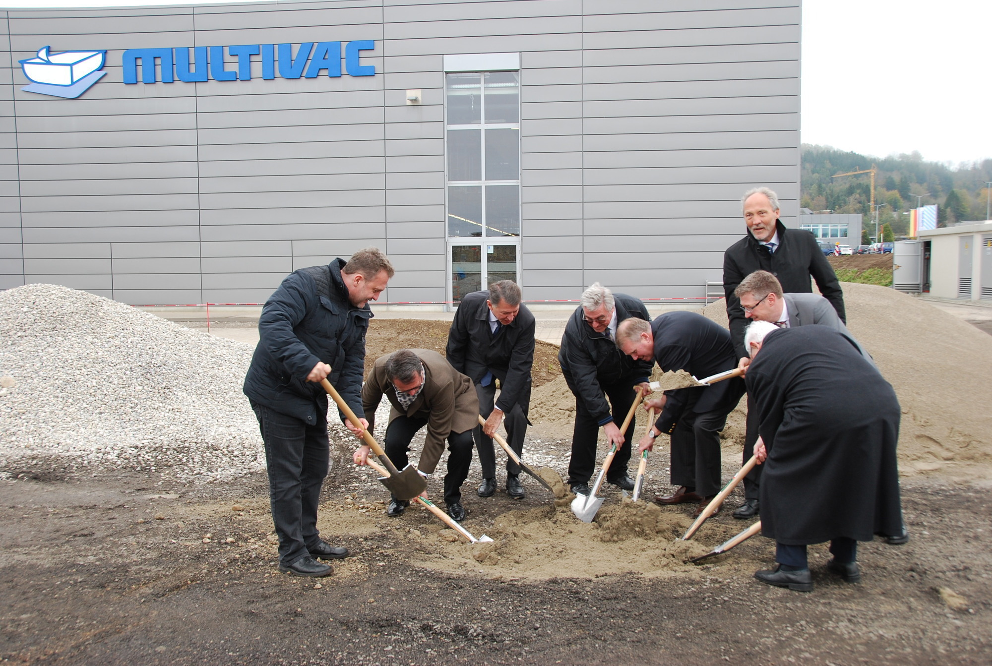 Der Spatenstich für das neue Logistikzentrum in Wolfertschwenden wurde gesetzt. Foto: B4B SCHWABEN