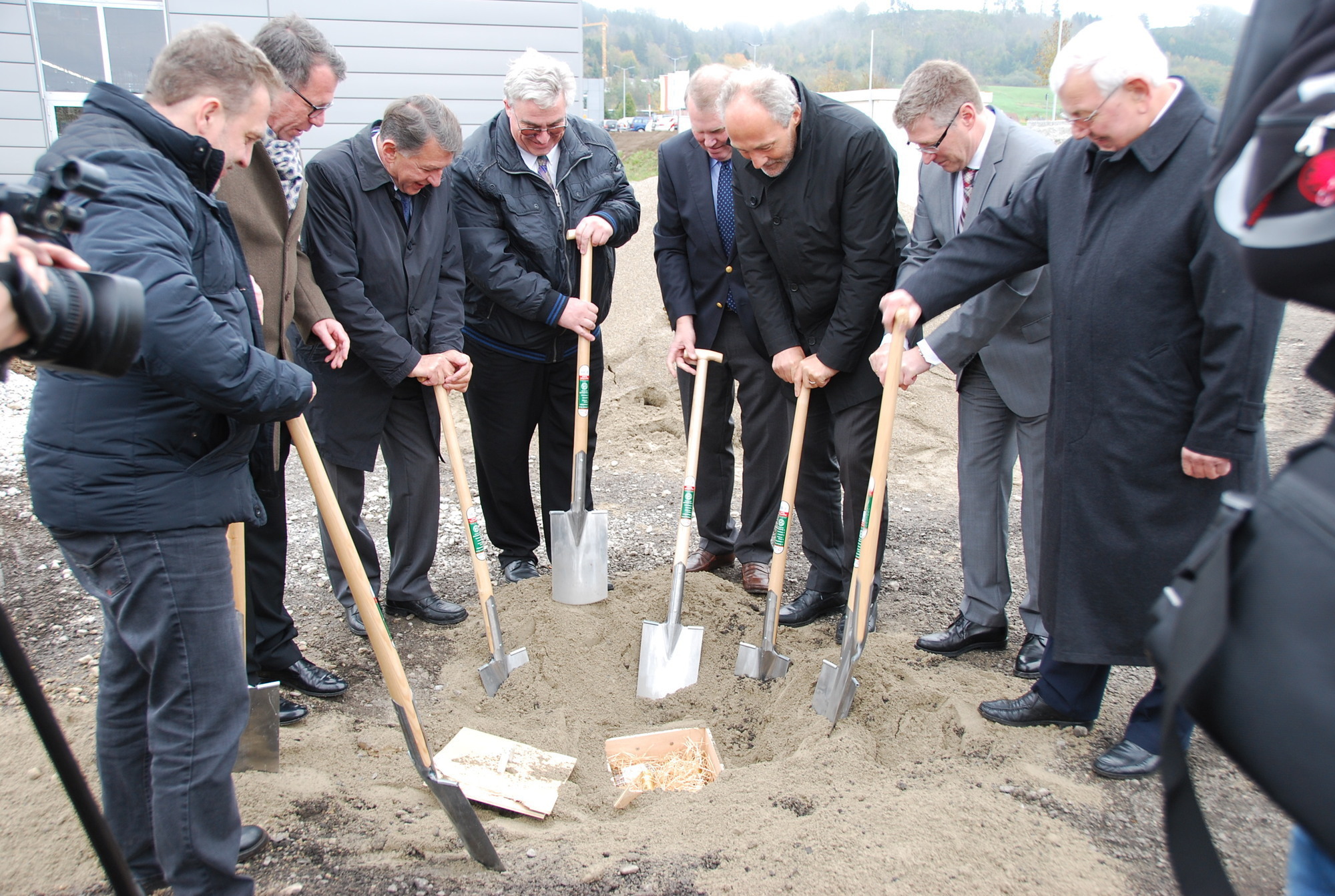 Der Spatenstich für das neue Logistikzentrum in Wolfertschwenden wurde gesetzt. Foto: B4B SCHWABEN