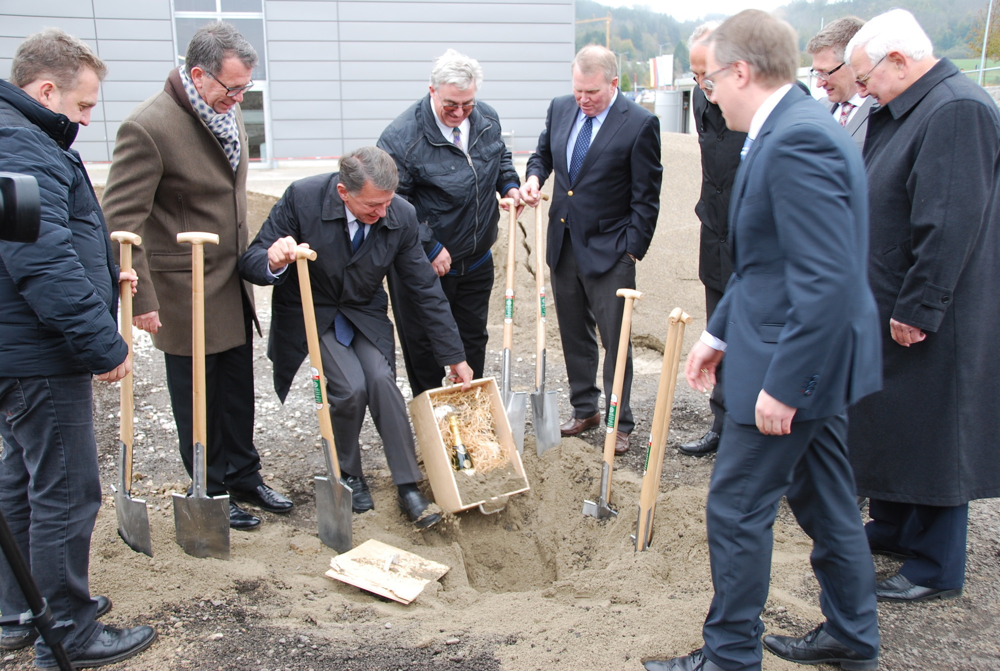 Der Spatenstich für das neue Logistikzentrum in Wolfertschwenden wurde gesetzt. Foto: B4B SCHWABEN
