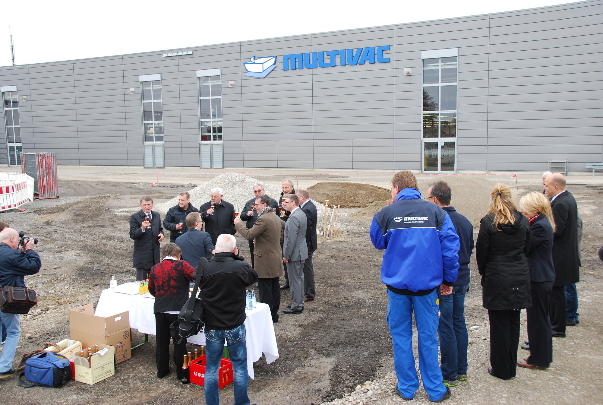 Der Spatenstich für das neue Logistikzentrum in Wolfertschwenden wurde gesetzt. Foto: B4B SCHWABEN