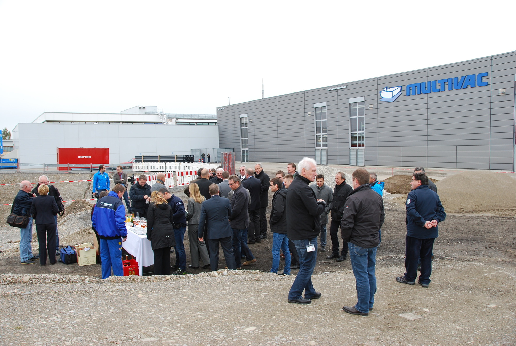 Der Spatenstich für das neue Logistikzentrum in Wolfertschwenden wurde gesetzt. Foto: B4B SCHWABEN
