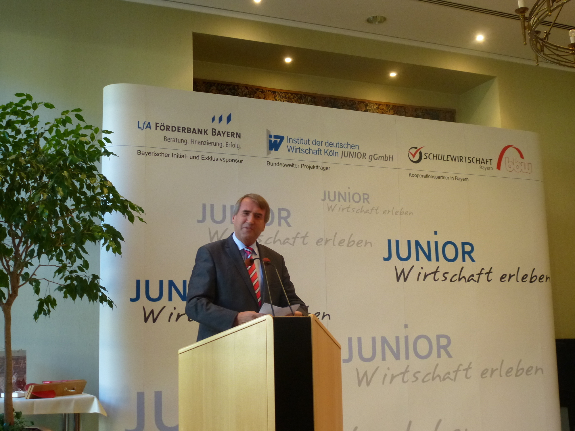 LfA-Vorstand Dr. Thiess Claussen bei der Auftaktveranstaltung des Projekts "JUNIOR - Schüler erleben Wirtschaft". Foto: bbw