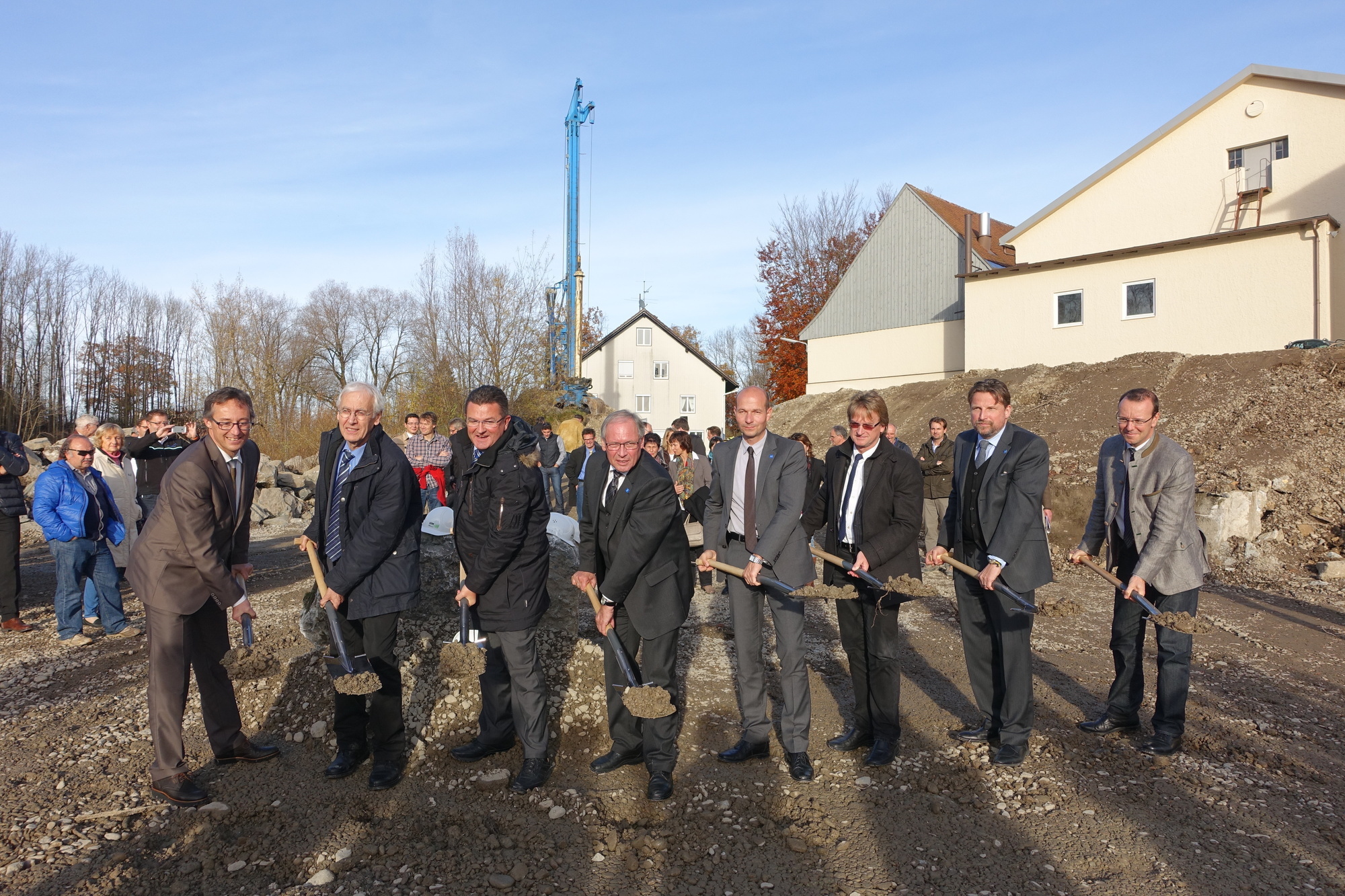 Spatenstich fürs neue Wasserkraftwerk. Foto: AÜW
