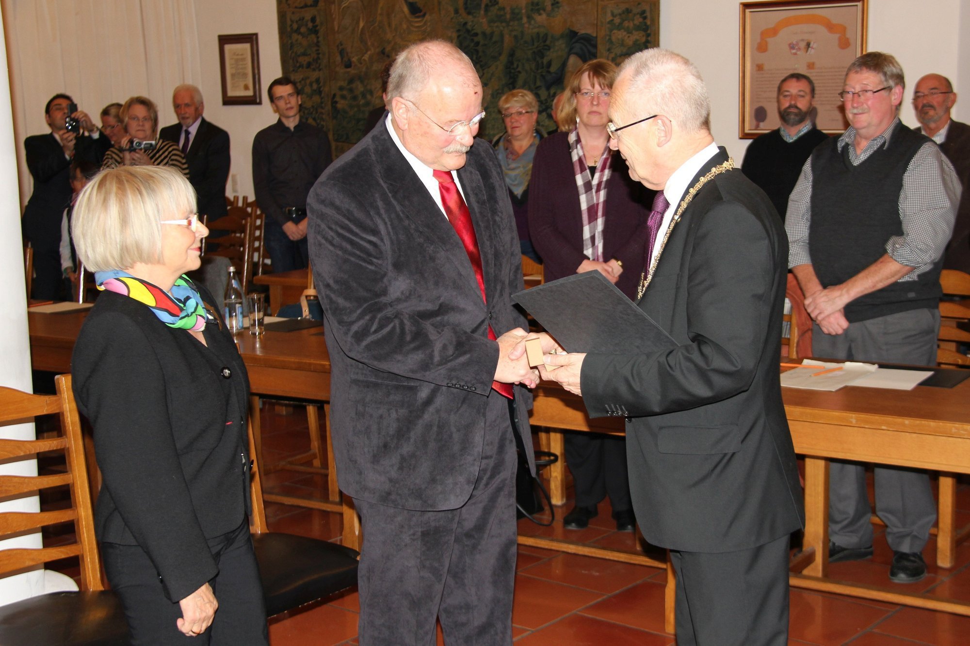 Bgm. Holzinger überreicht Müller den Ehrenring der Stadt. Links Müllers Ehefrau Renate Müller. Foto: Langer/Stadt Memmingen