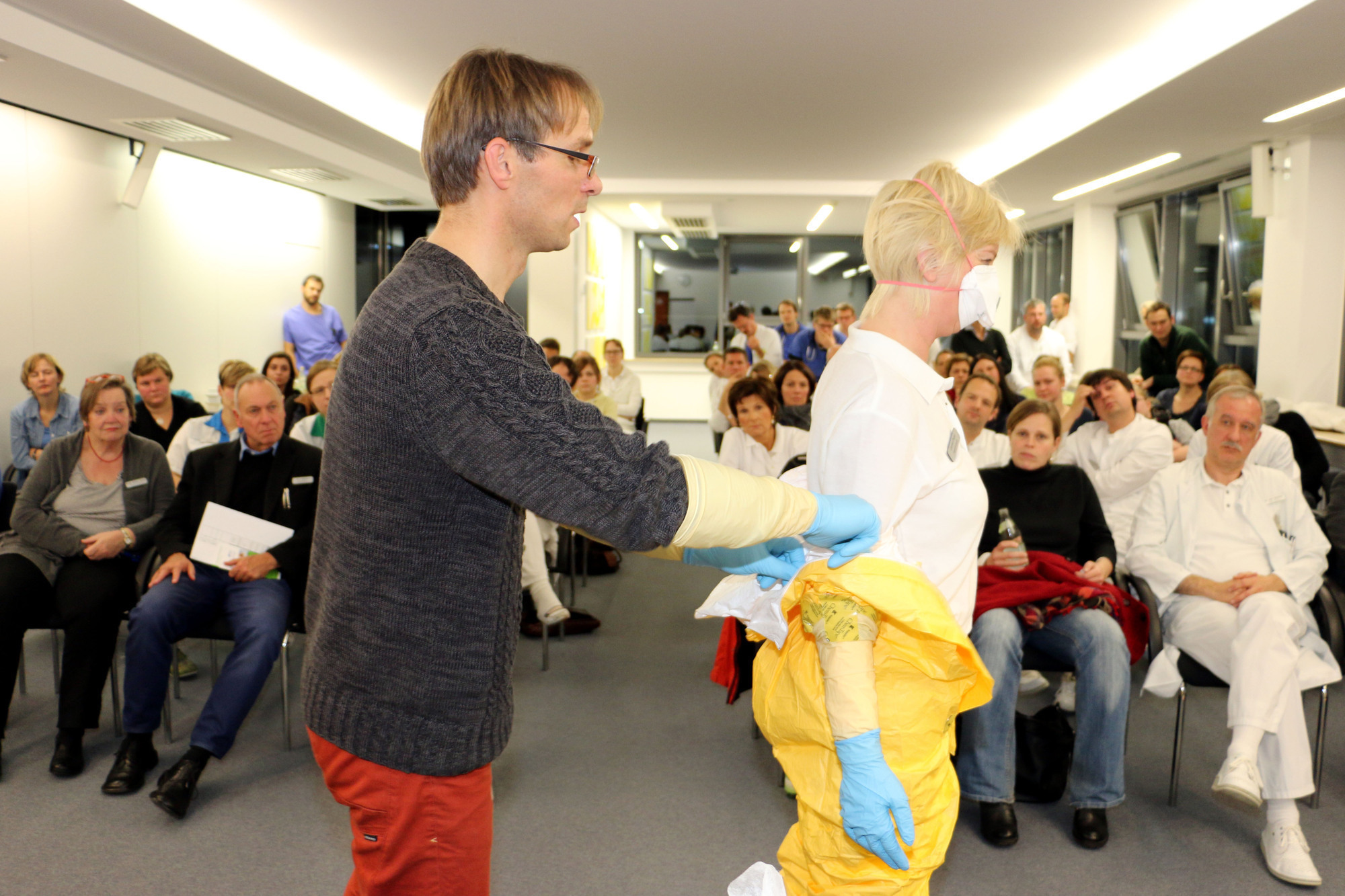 Ebola-Schutzübung an- und ausziehen des Schutzanzuges. Foto: Klinikum Memmingen