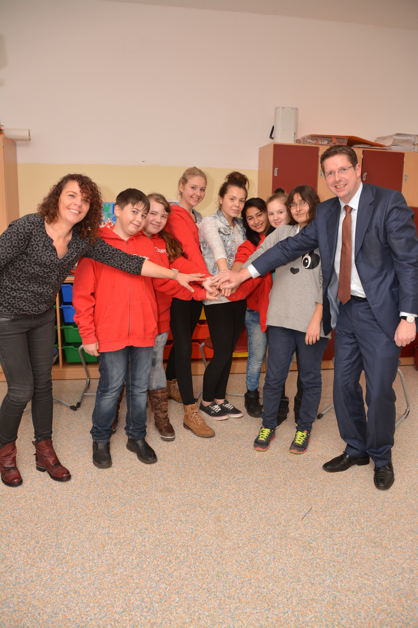Andrea Serwuschok mit den Streitschlichtern und Stephan Stracke. Foto: KJF