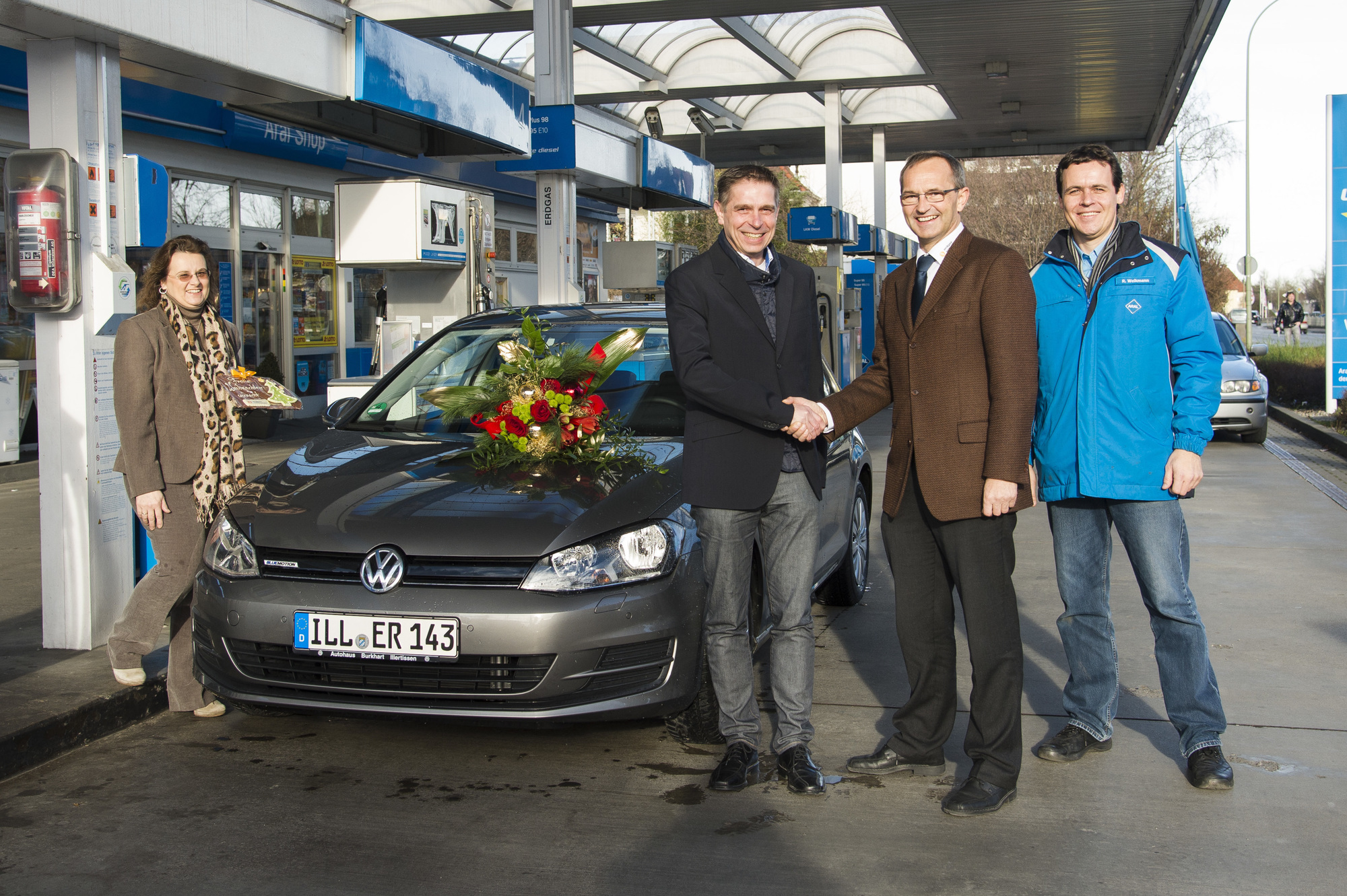 Illertissens Bürgermeister Jürgen Eisen erhält den ersten Erdgas-Dienstwagen von erdgas schwaben. Foto: erdgas schwaben
