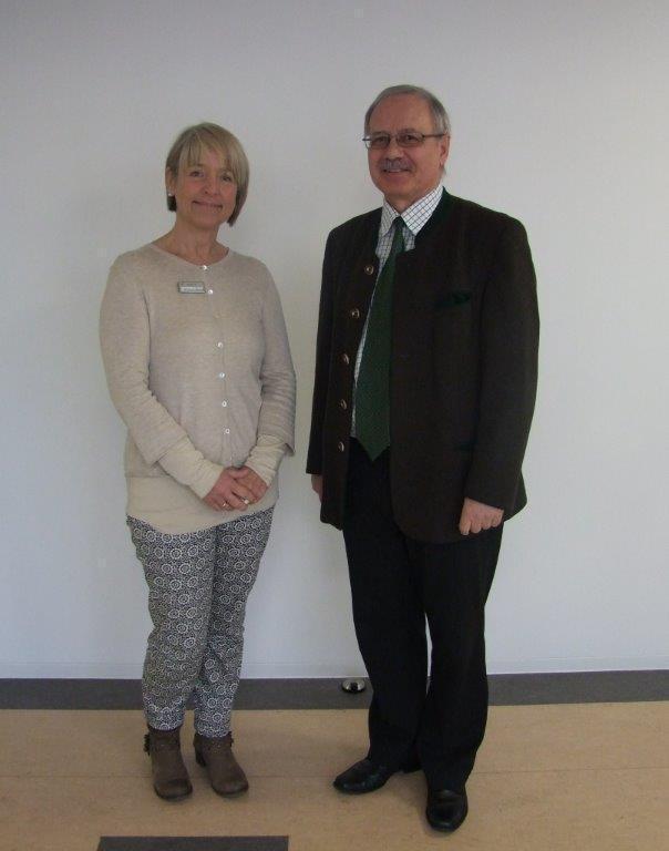 Landrat Hubert Hafner mit der neuen Ehrenamtskoordinatorin Silvia Schreiner-Metzele. Foto: LRA Günzburg