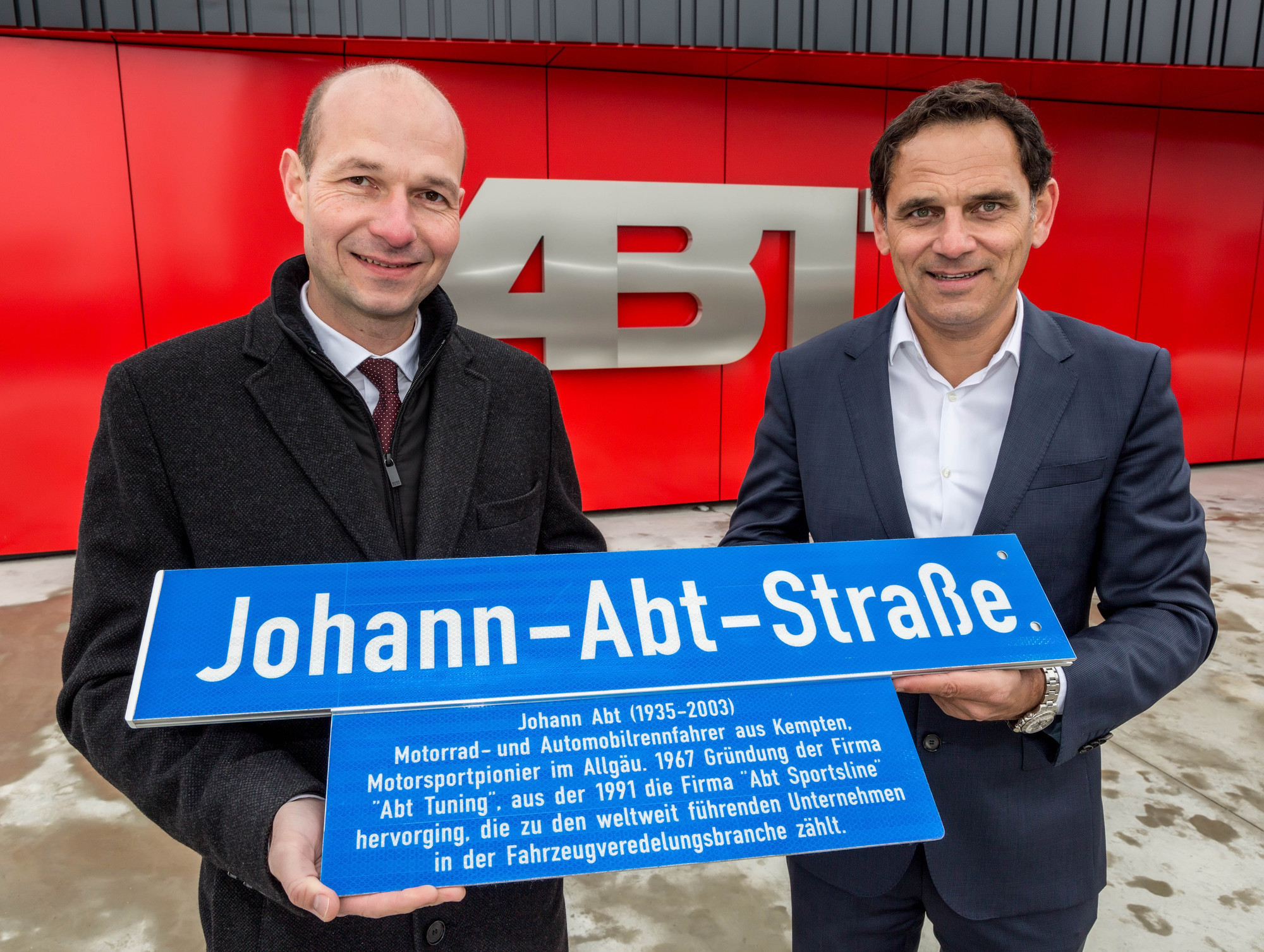 Straßenschildeinweihung bei ABT. Foto: ABT