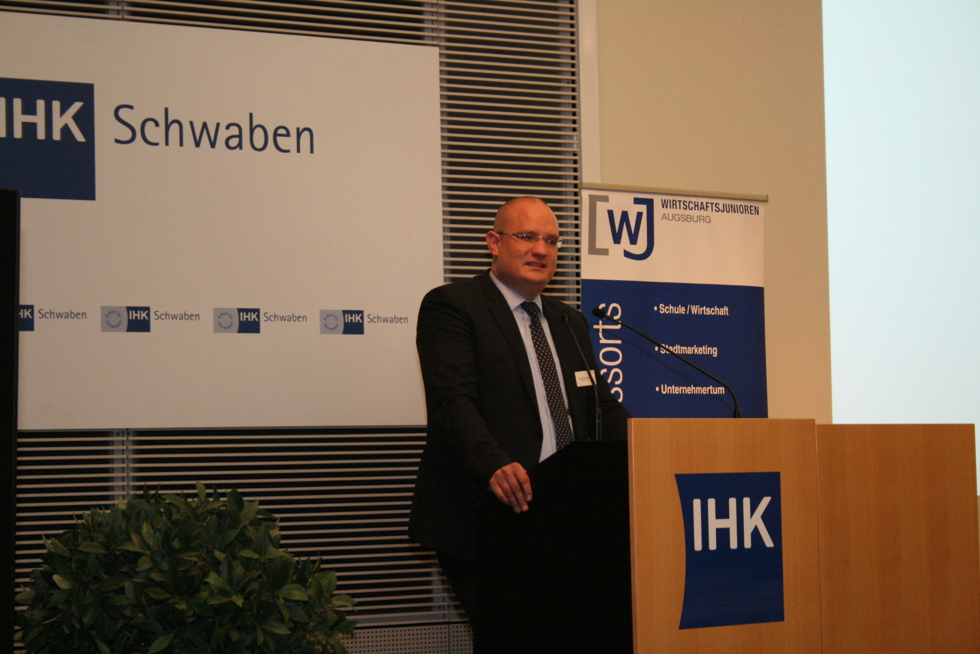 Jahreshauptversammlung 2014 der Wirtschaftsjunioren Augsburg. Foto: B4B SCHWABEN