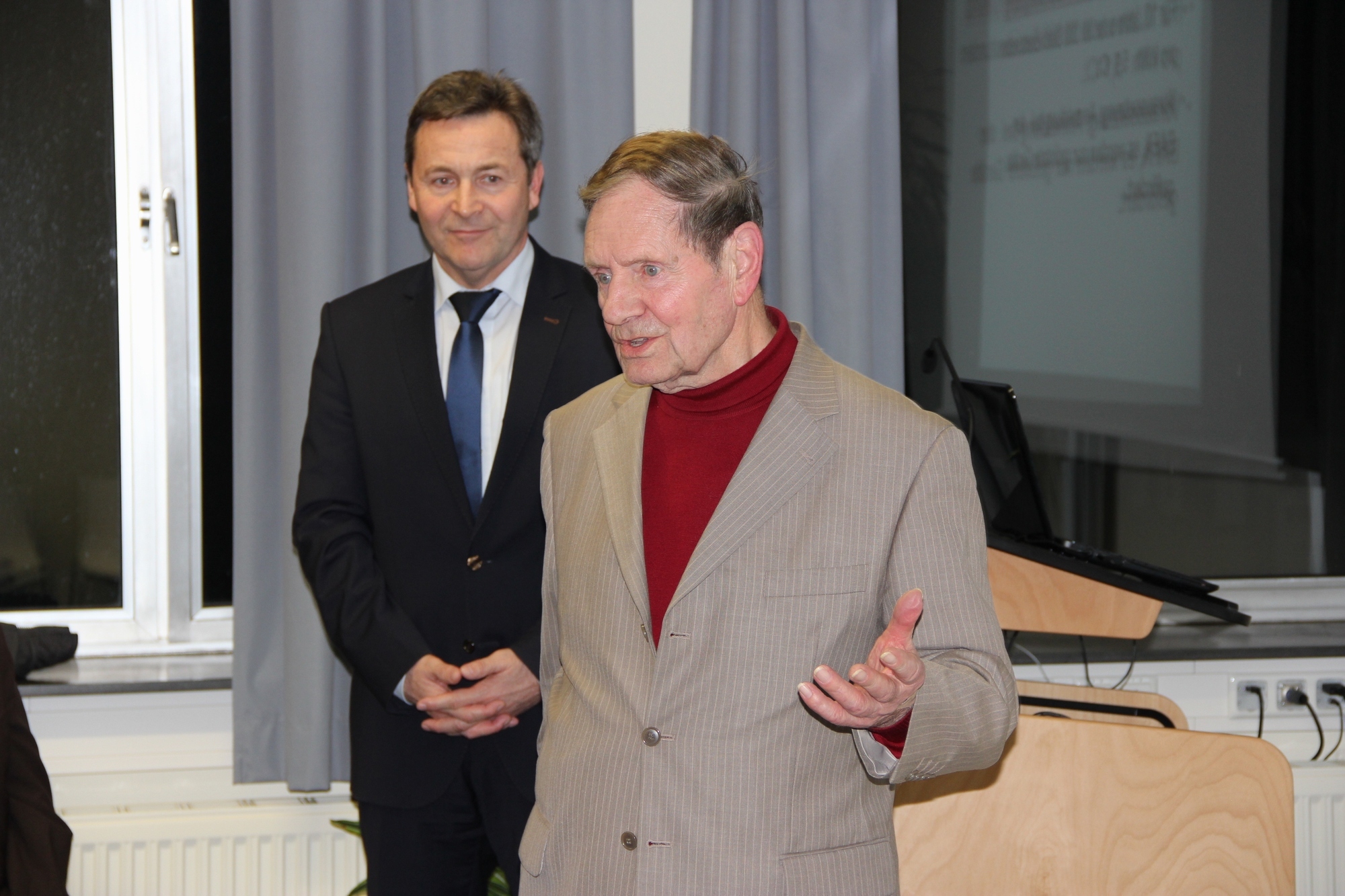Hartmut Will berichtet über Pelletheizungen. Foto: LRA Dillingen