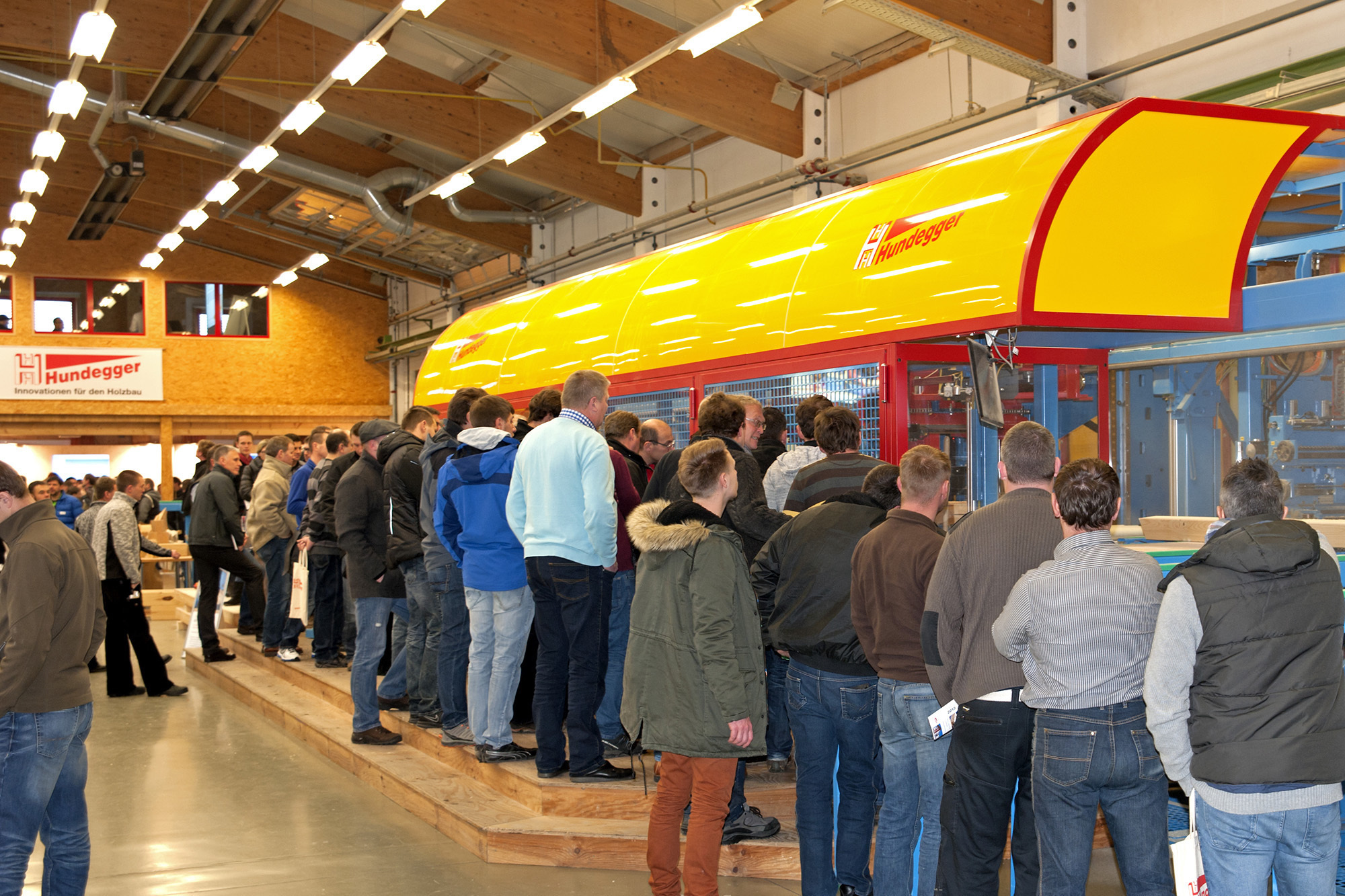 Innovationstage bei Hundegger - Besucher vor der K2i. Foto: Hans Hundegger AG