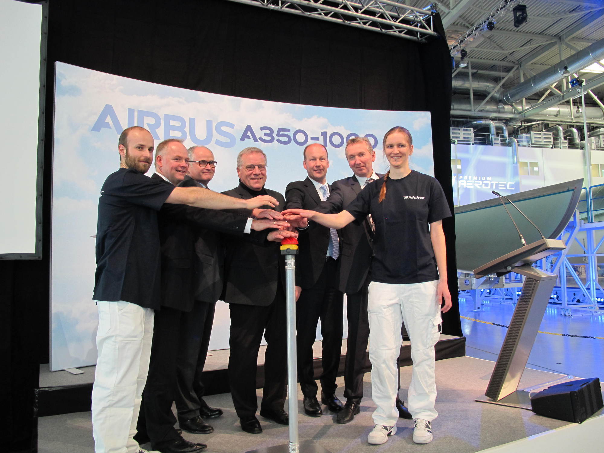 Start für das "First Lay Up" bei Premium AEROTEC. Foto: B4BSCHWABEN