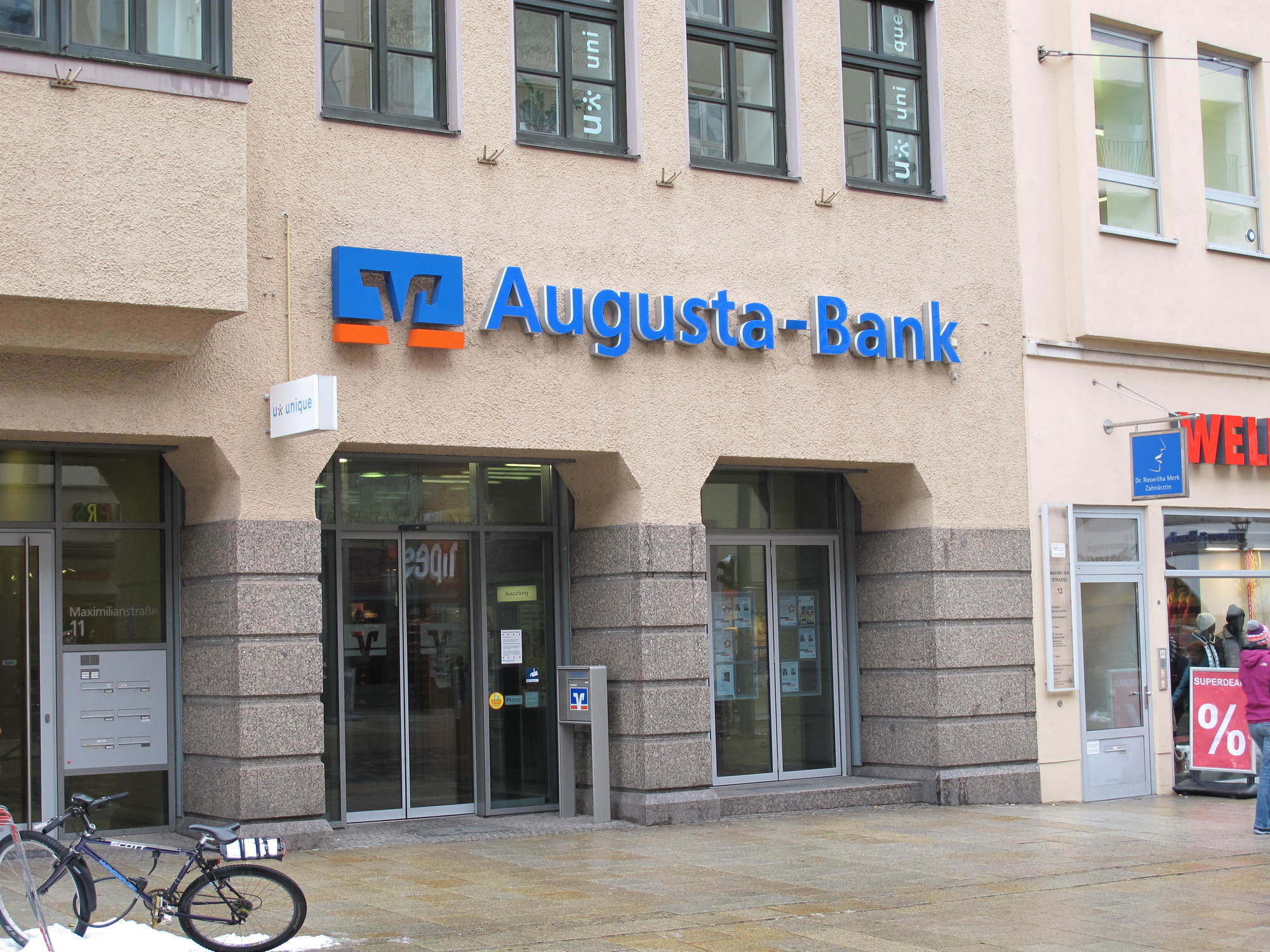 Filiale der Augusta-Bank eG Raiffeisen-Volksbank in der Maximilianstraße Augsburg. Foto: B4BSCHWABEN
