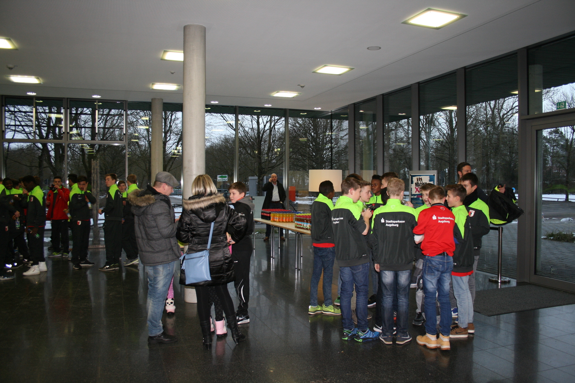 Die FCA und AEV Nachwuchsspieler auf der HWK Berufs-Info-Veranstaltung. Foto: B4BSCHWABEN