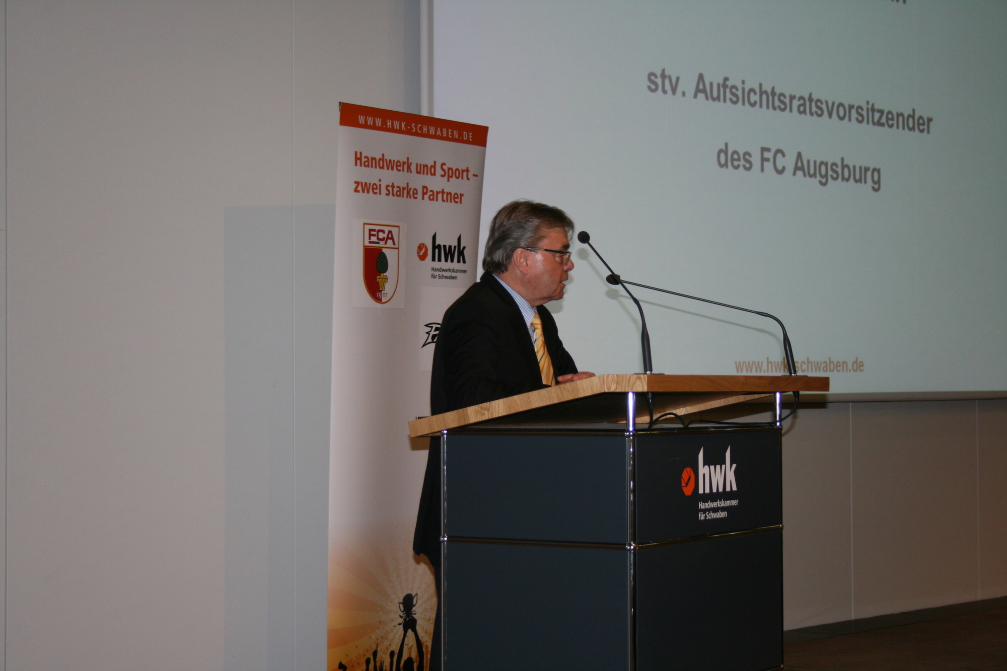 Die FCA und AEV Nachwuchsspieler auf der HWK Berufs-Info-Veranstaltung. Foto: B4BSCHWABEN