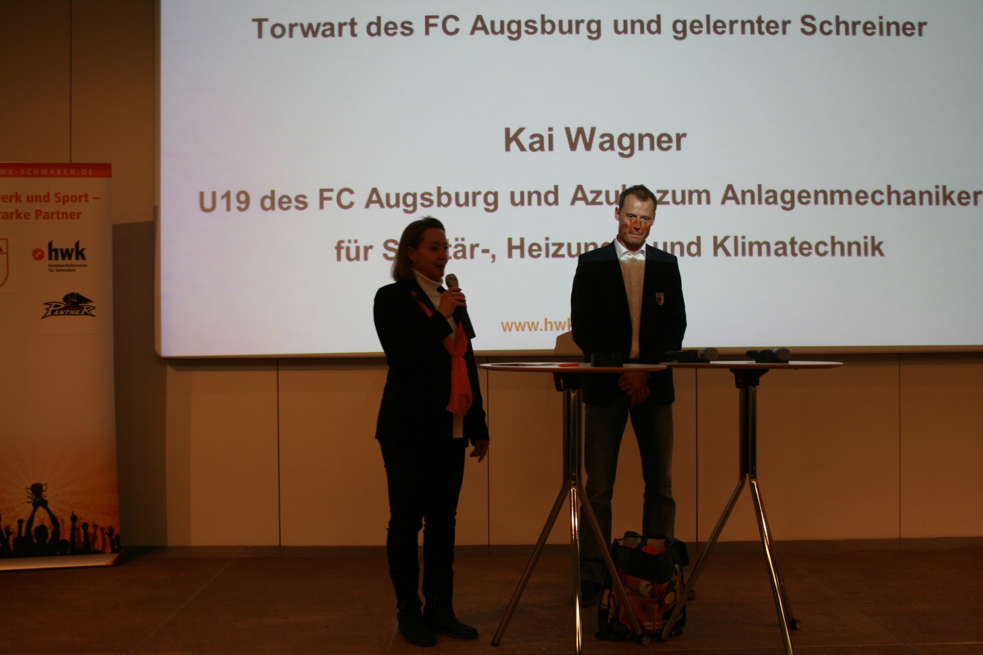 Die FCA und AEV Nachwuchsspieler auf der HWK Berufs-Info-Veranstaltung. Foto: B4BSCHWABEN