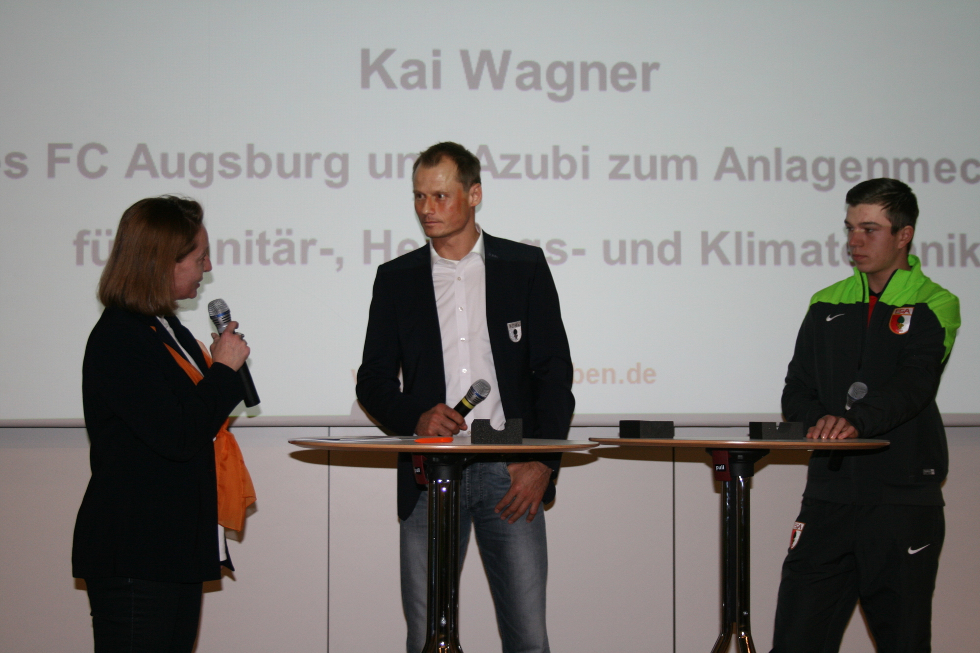 Die FCA und AEV Nachwuchsspieler auf der HWK Berufs-Info-Veranstaltung. Foto: B4BSCHWABEN