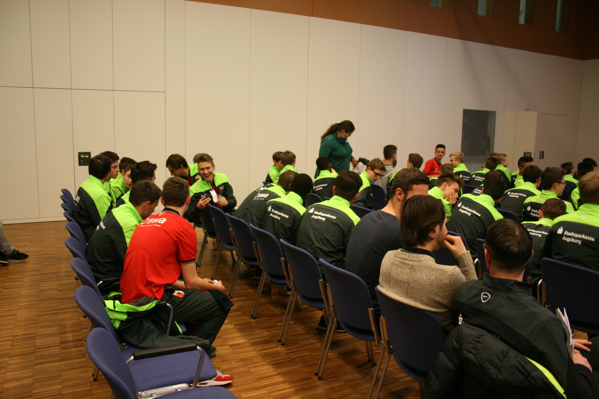 Die FCA und AEV Nachwuchsspieler auf der HWK Berufs-Info-Veranstaltung. Foto: B4BSCHWABEN