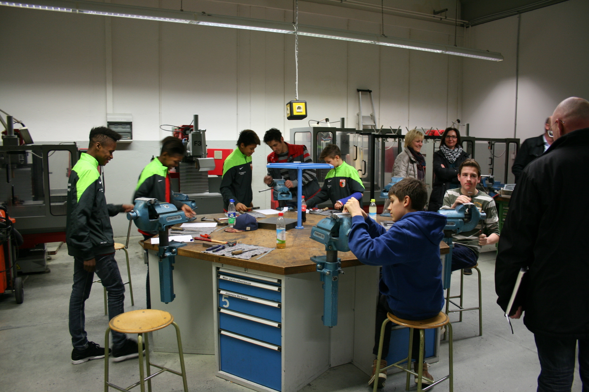Die FCA und AEV Nachwuchsspieler auf der HWK Berufs-Info-Veranstaltung. Foto: B4BSCHWABEN