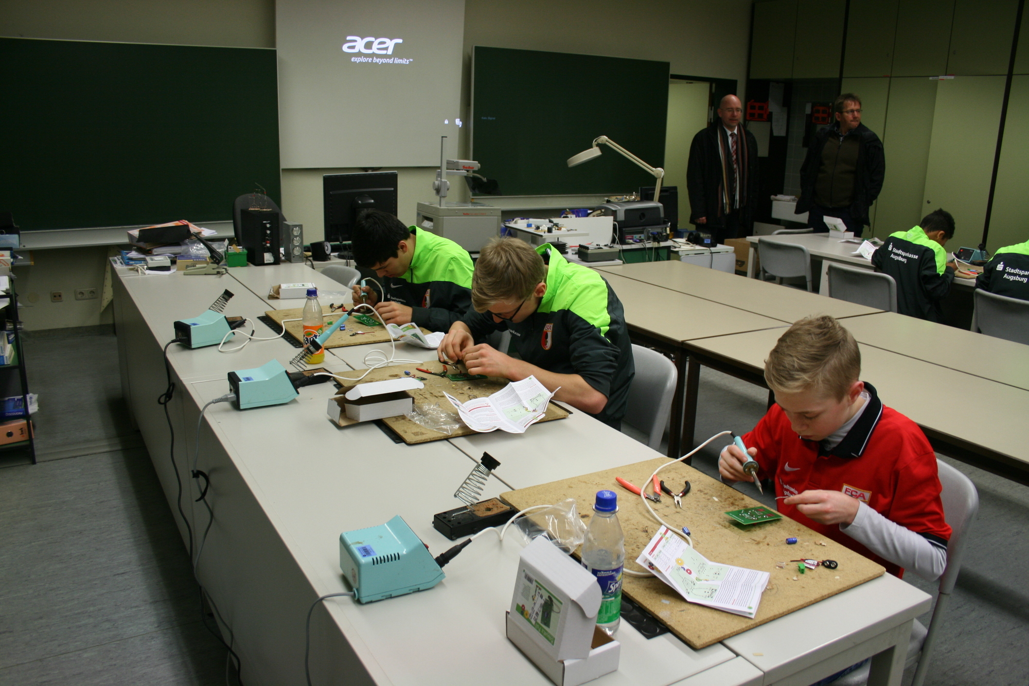 Die FCA und AEV Nachwuchsspieler auf der HWK Berufs-Info-Veranstaltung. Foto: B4BSCHWABEN