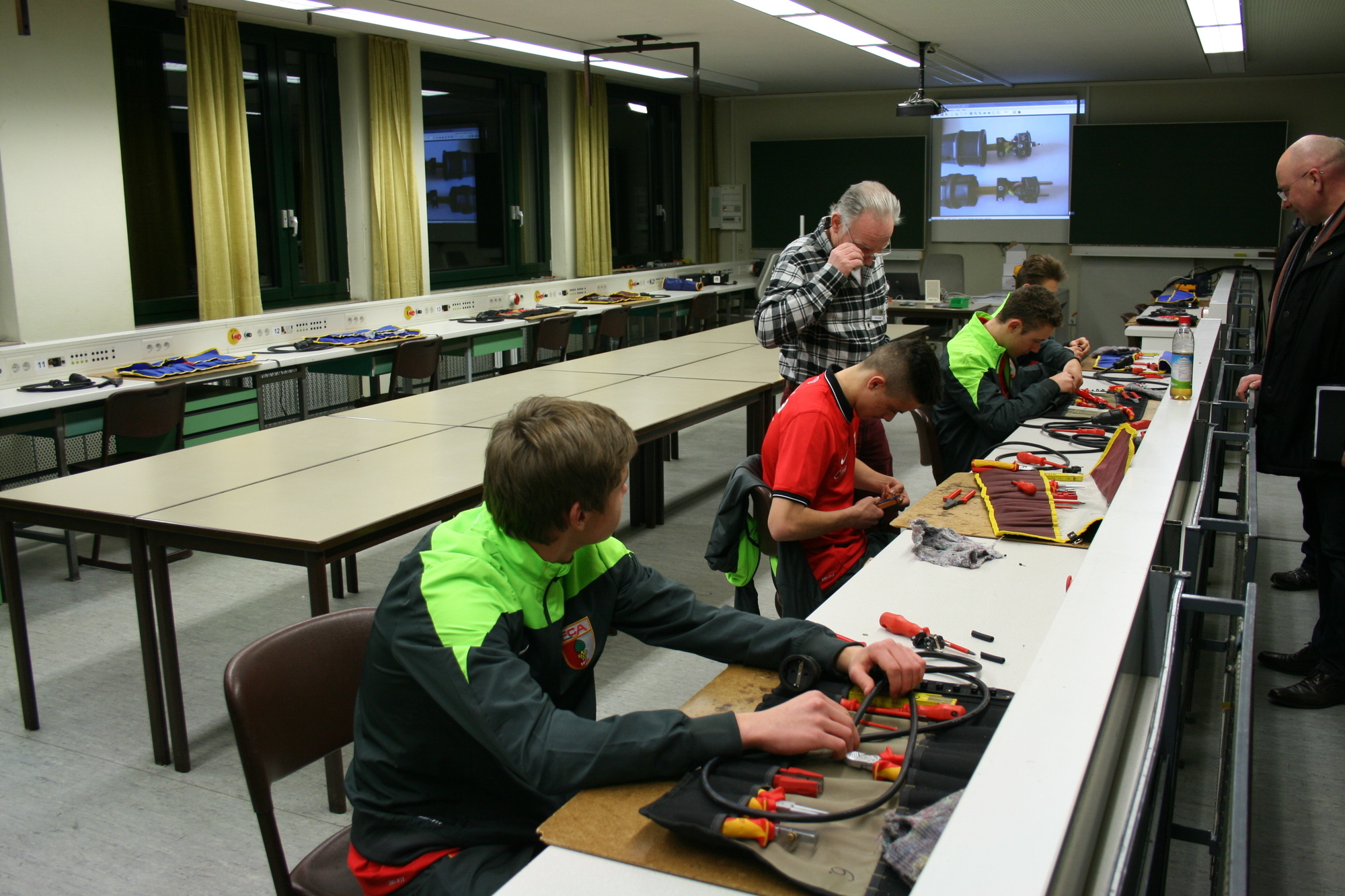 Die FCA und AEV Nachwuchsspieler auf der HWK Berufs-Info-Veranstaltung. Foto: B4BSCHWABEN