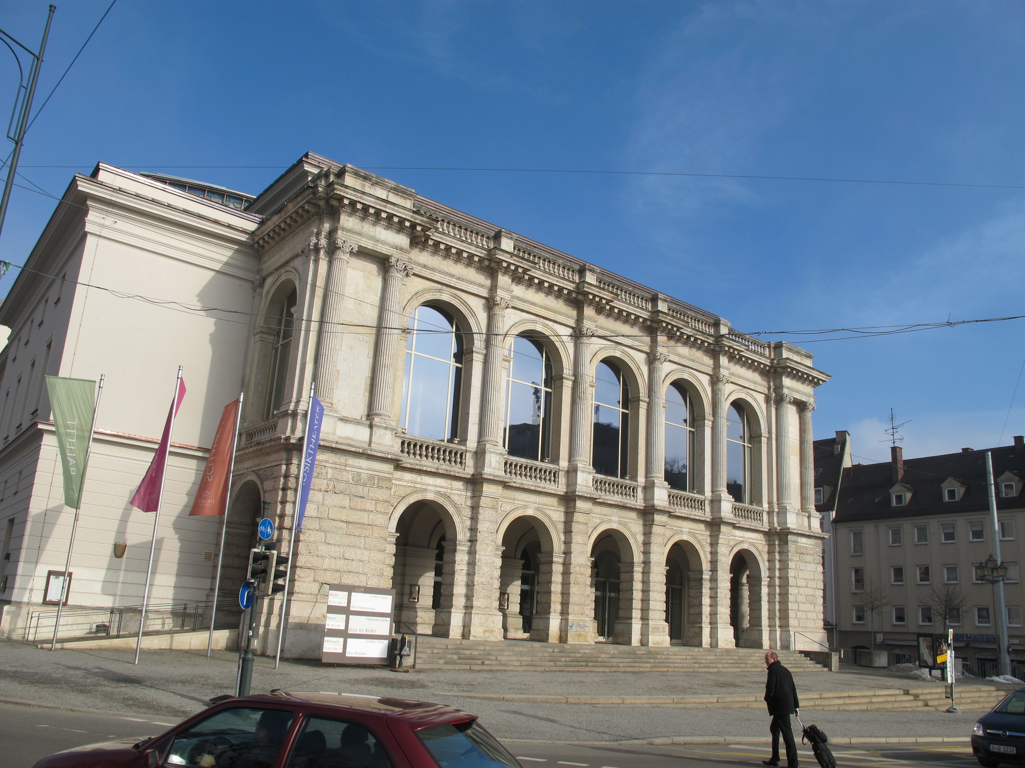 Baureferent Gerd Merkle stellt Sanierungspläne für Theater Augsburg (Bild) beim Kultur- und Bauausschuss vor. Foto: B4BSCHWABEN