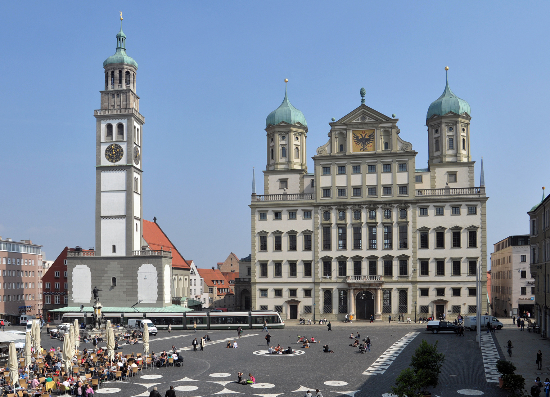 Rathaus Augsburg - Neubürger erhalten Gutscheinheft. Foto: B4B SCHWABEN