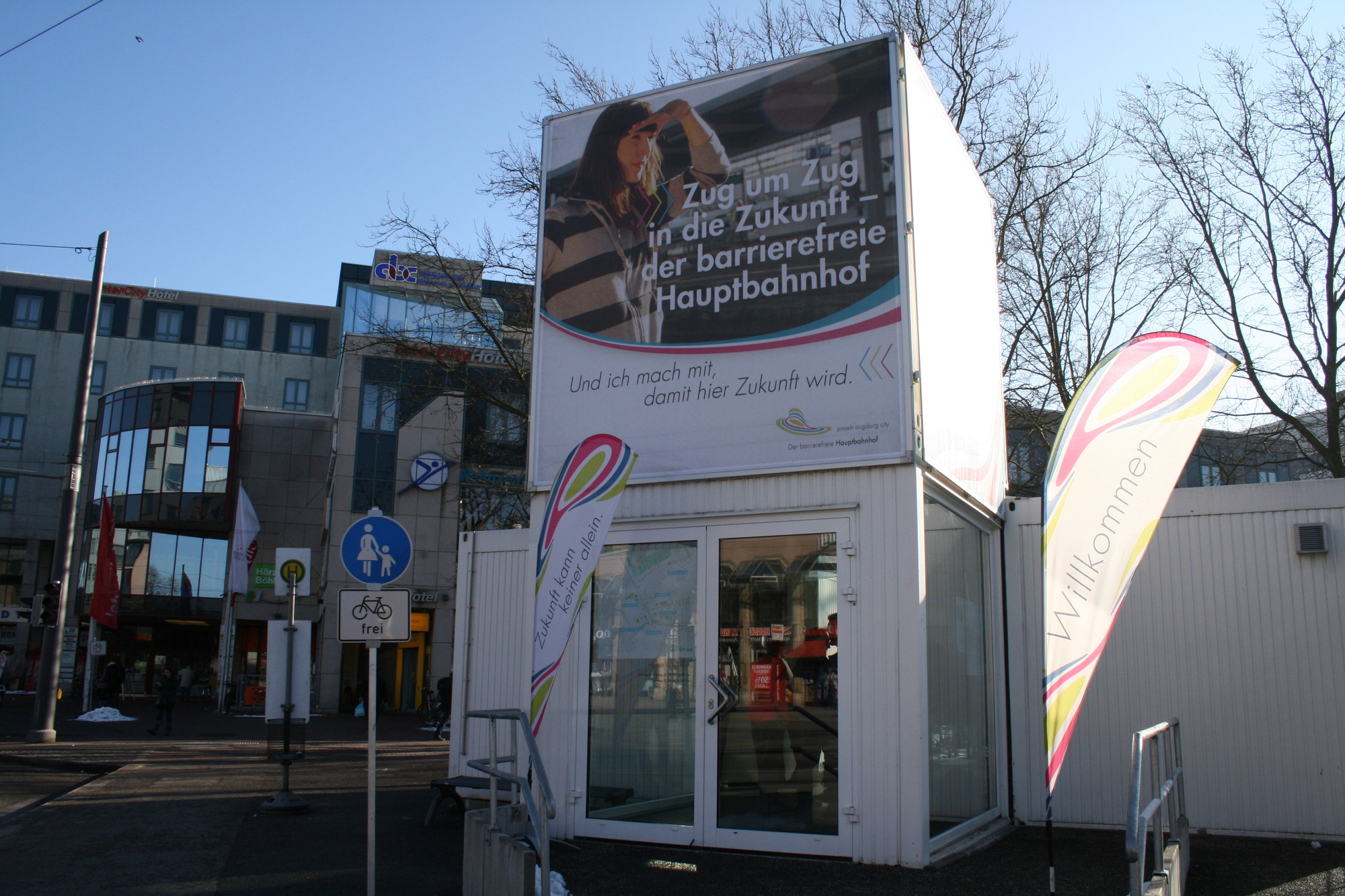 Staatsministe Joachim Herrmann lobte den Augsburger Hauptbahnhof als „ein tolles Projekt“. Foto: B4B SCHWABEN